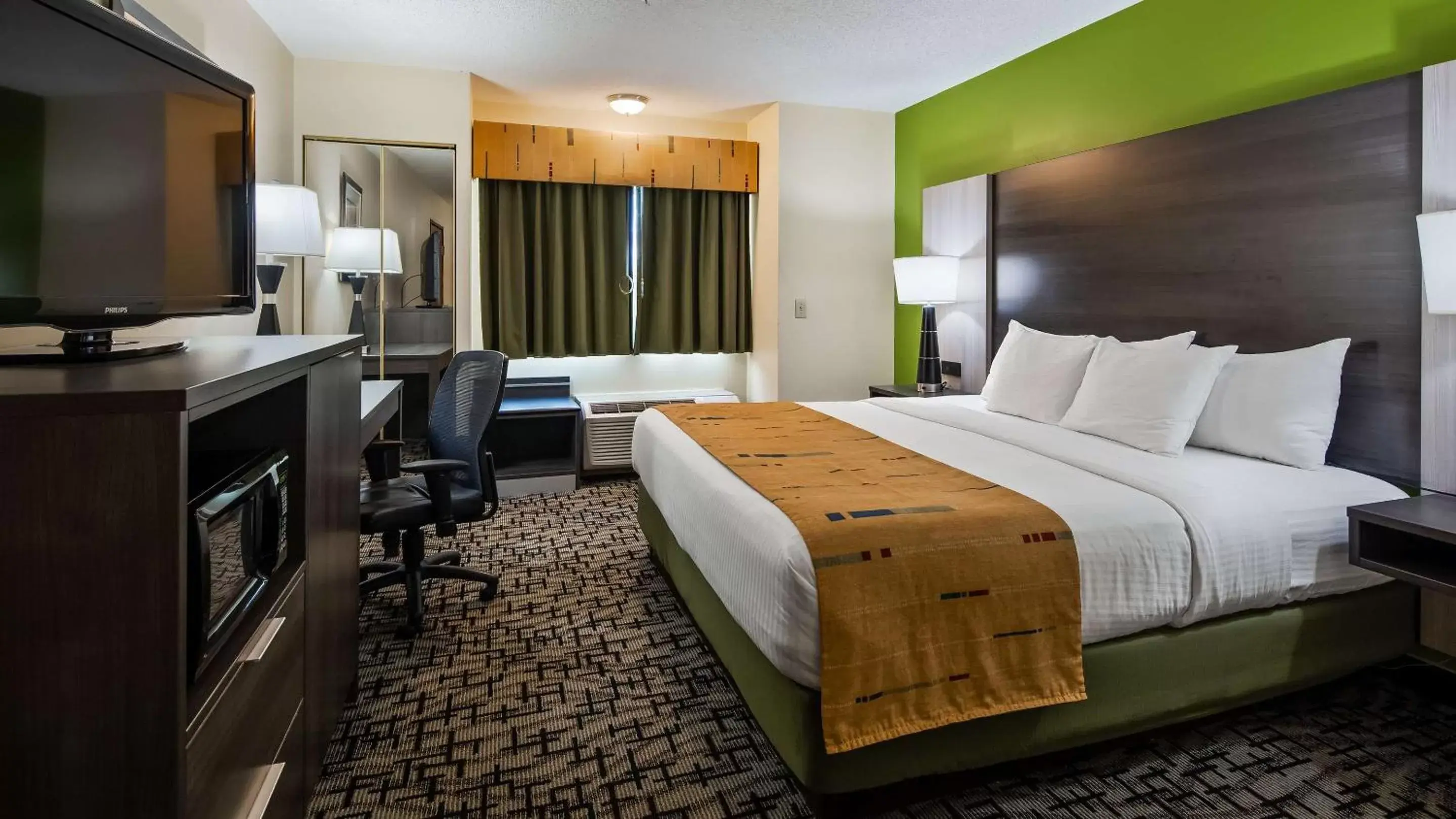 Bedroom, Bed in Best Western Crown Inn & Suites - Batavia