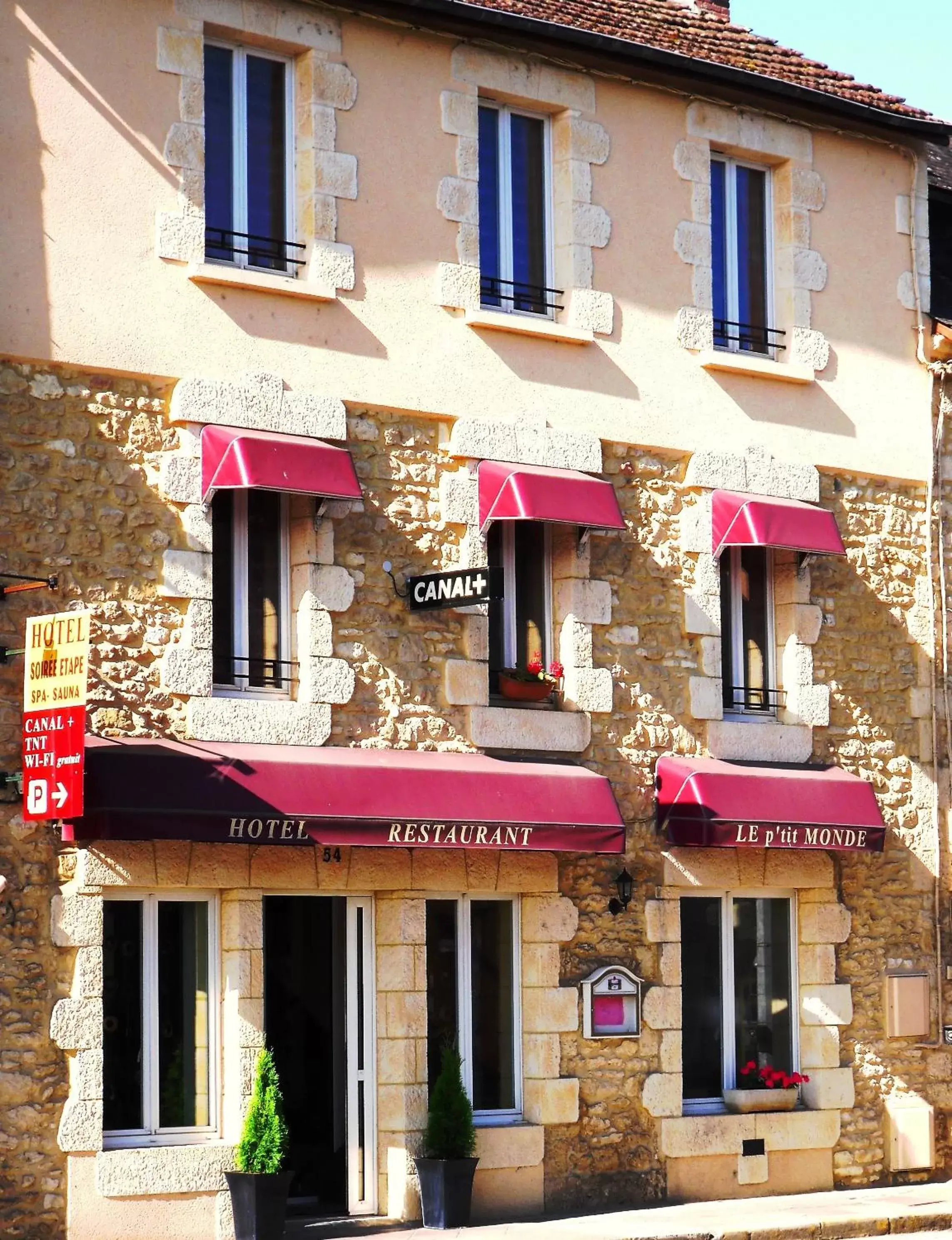 Facade/entrance, Property Building in Hôtel Le P'tit Monde