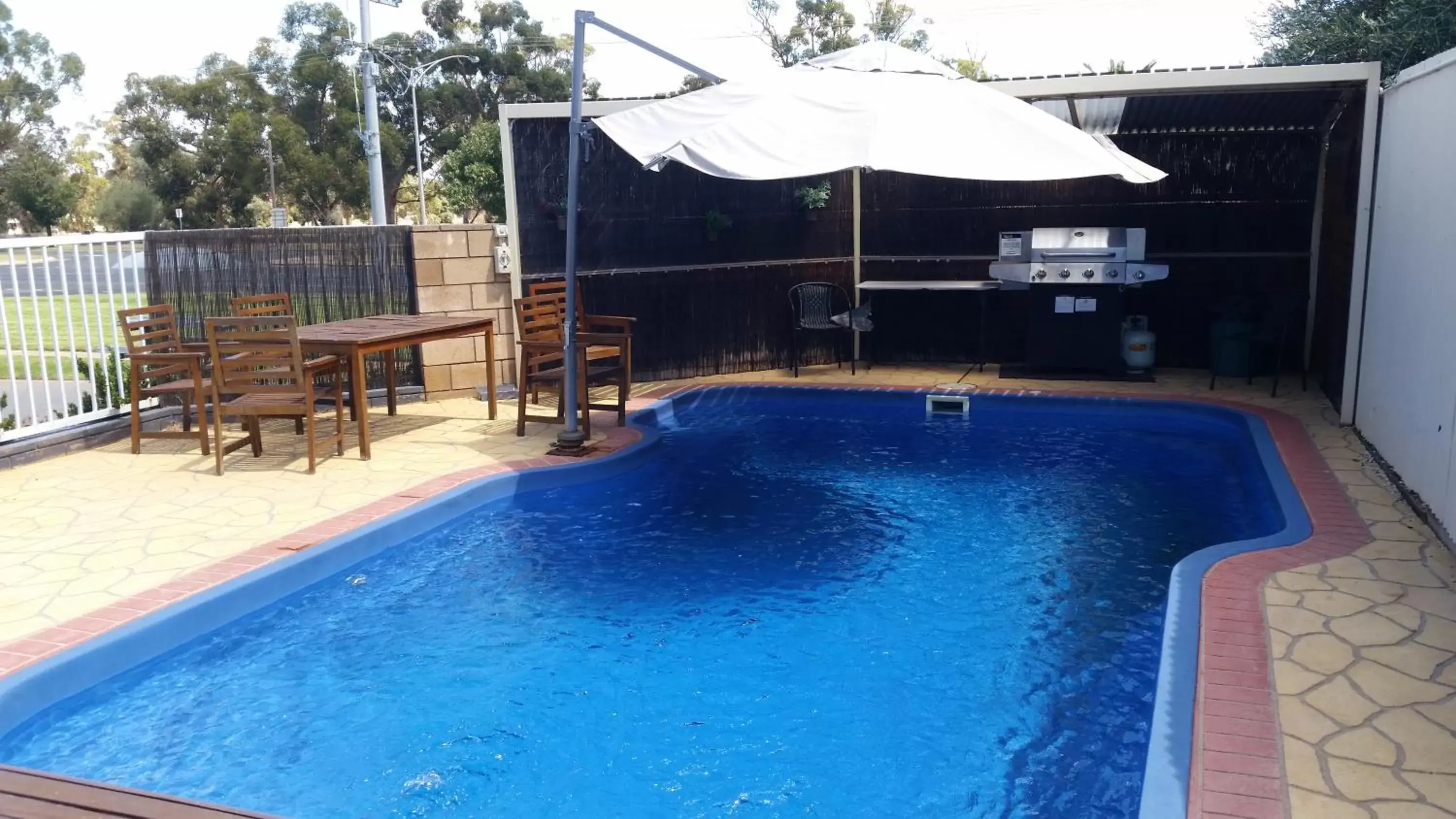 BBQ facilities, Swimming Pool in Sun Centre Motel