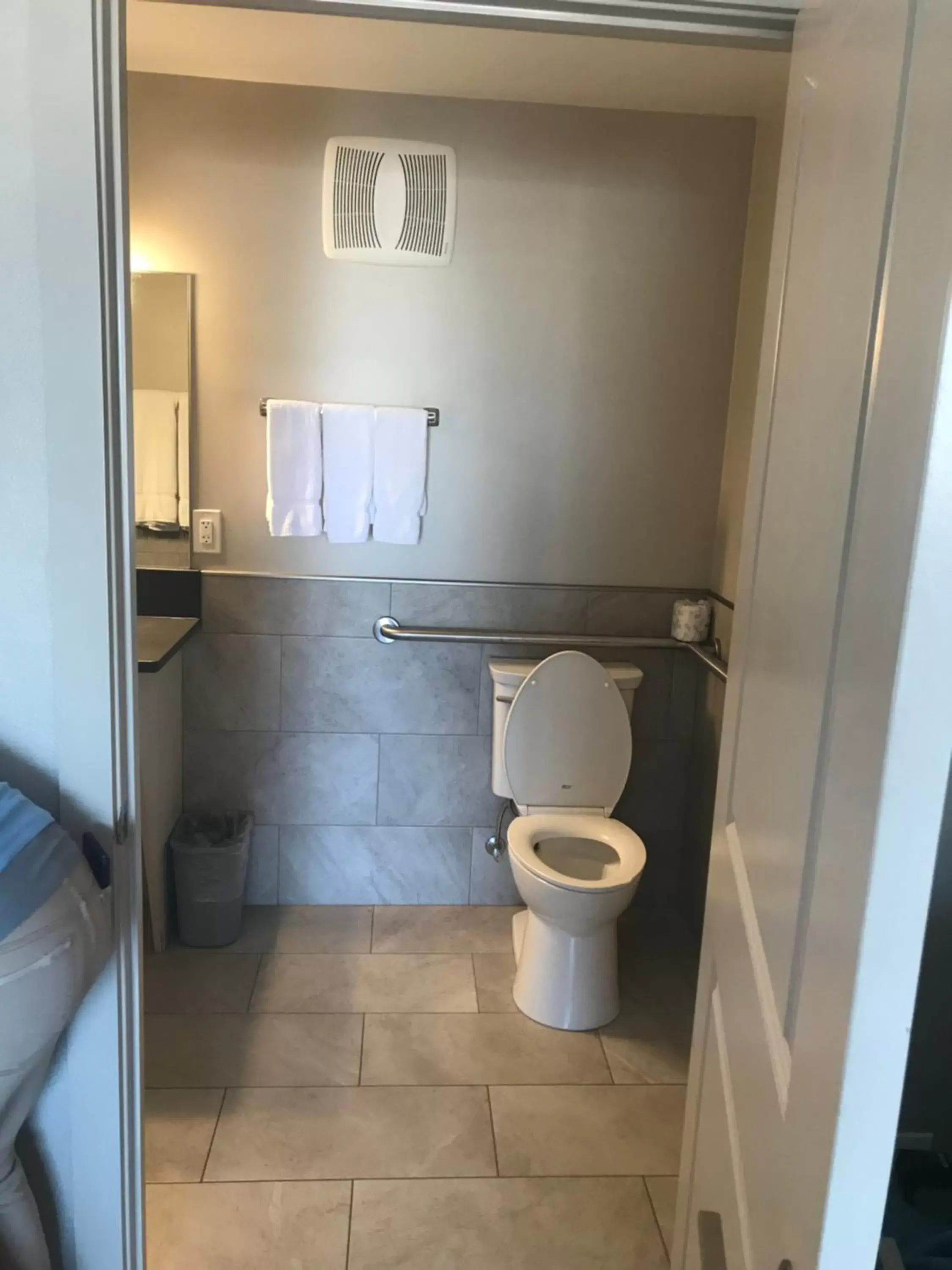 Queen Room - Disability Access in Beachside Motel - Amelia Island Queen Room - Disability Access in Beachside Motel - Amelia Island