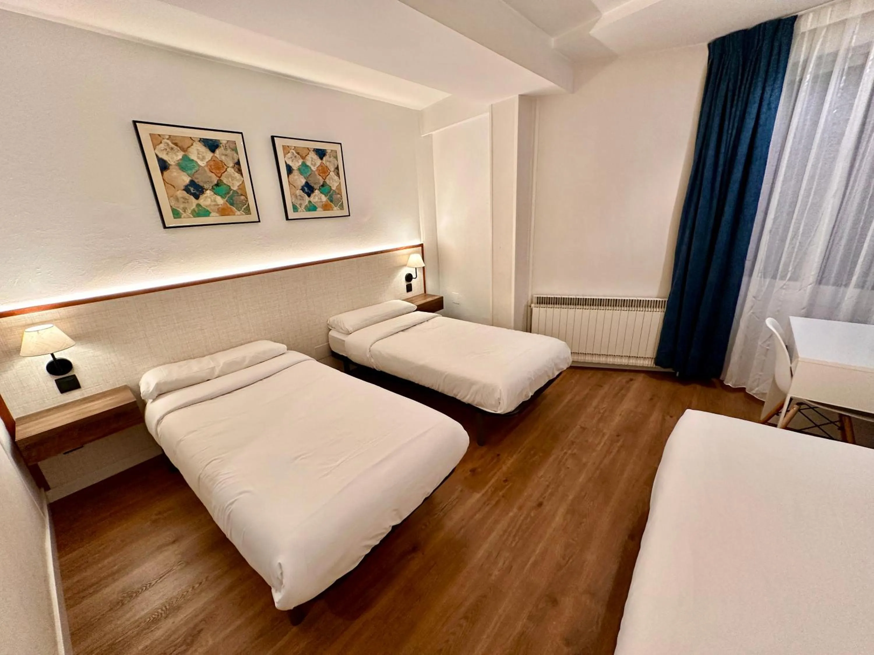 Photo of the whole room, Bed in Far Home Gran Vía