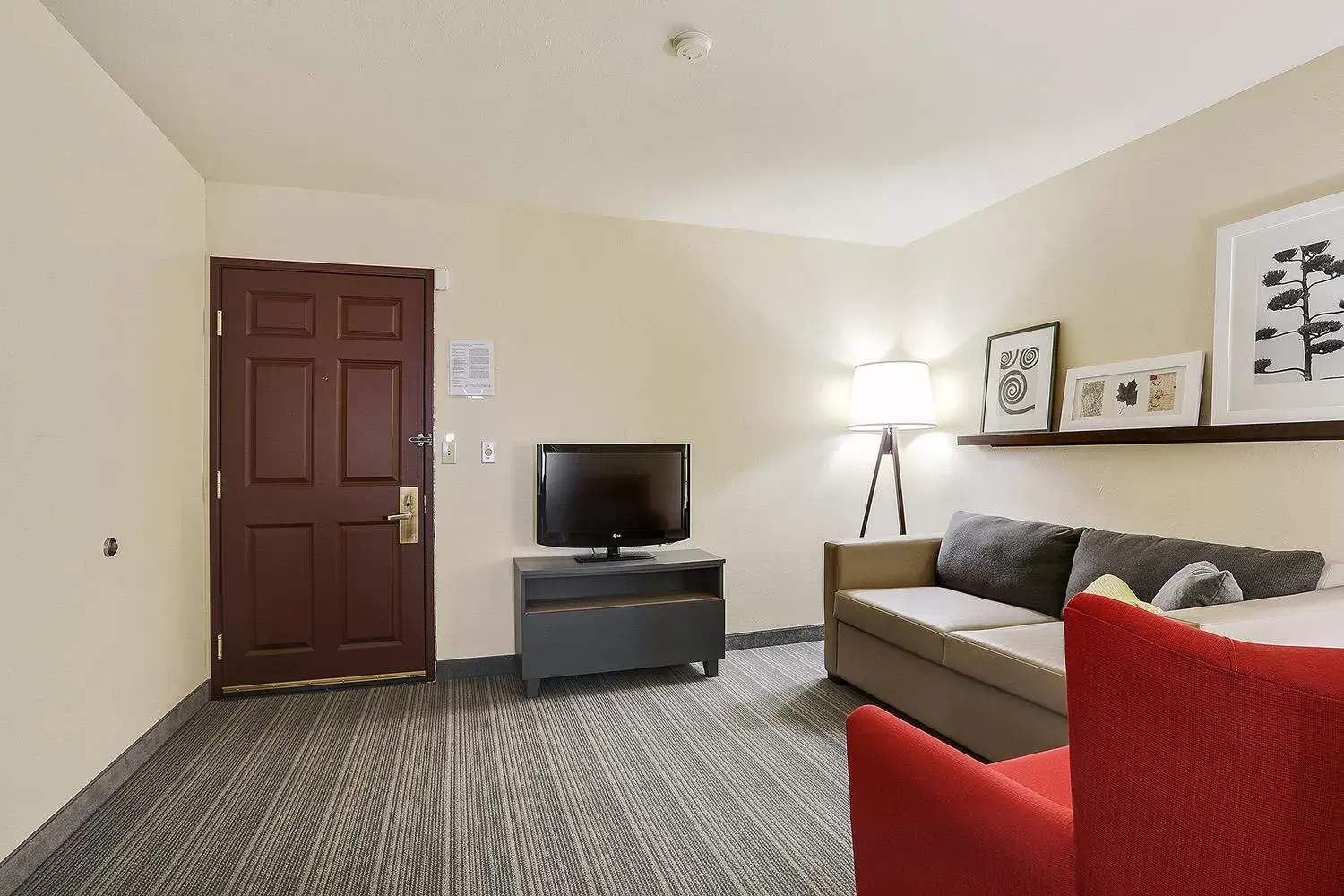 Living room, TV/Entertainment Center in Country Inn & Suites by Radisson, Green Bay, WI