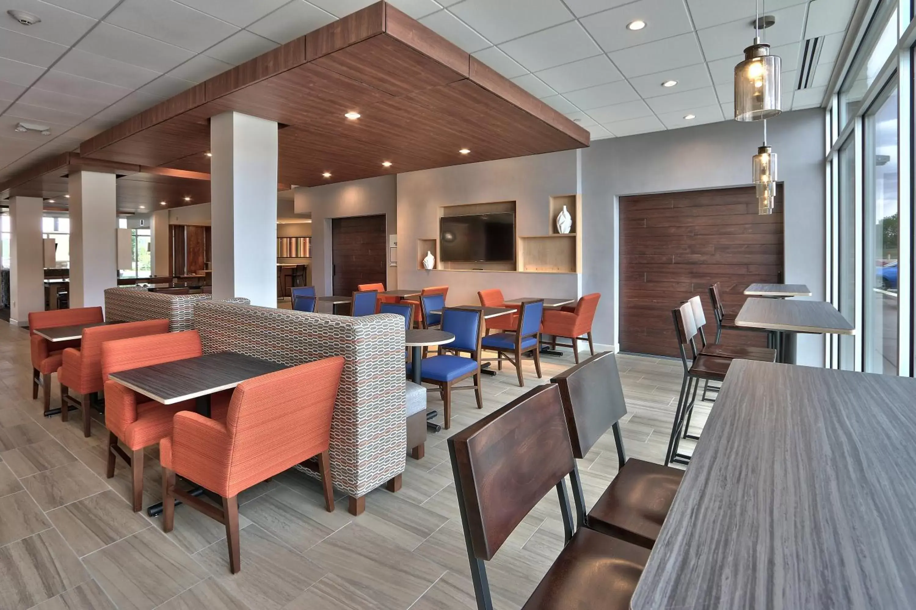 Breakfast, Lounge/Bar in Holiday Inn Express & Suites - Roswell, an IHG Hotel