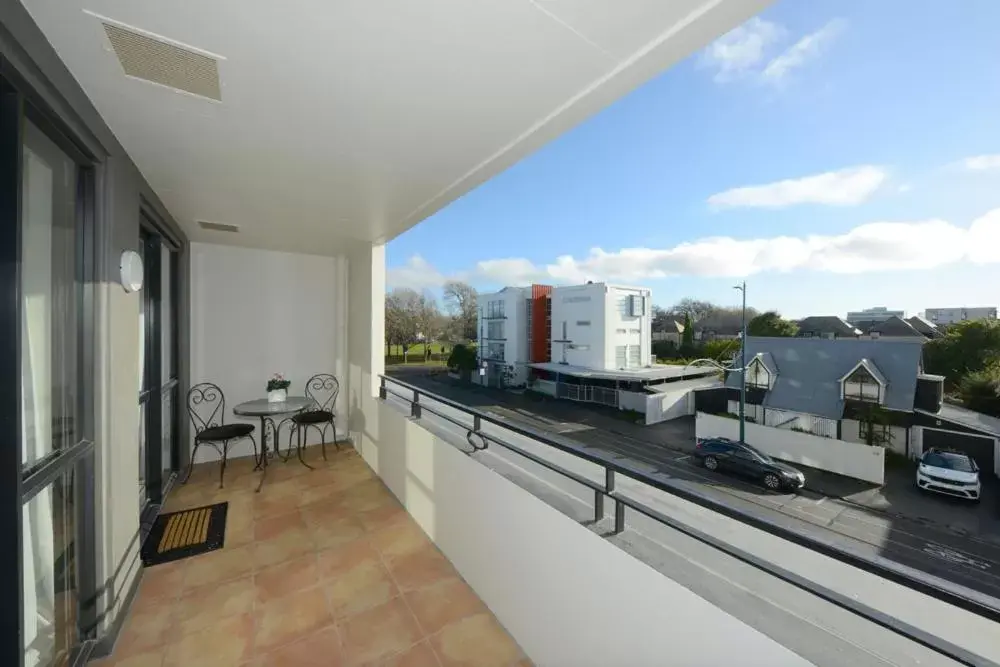 Kitchen/Kitchenette in West Fitzroy Apartments