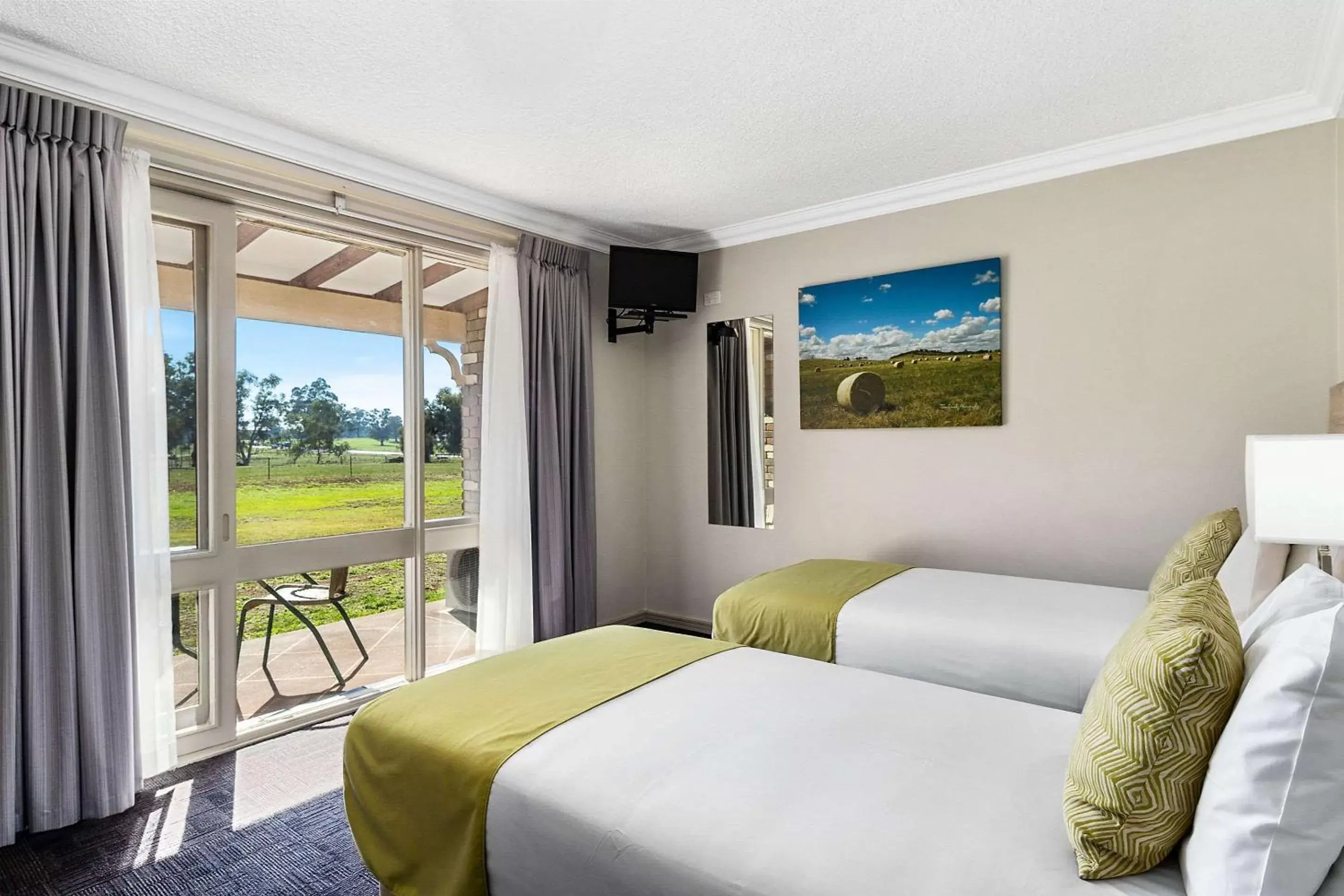 Photo of the whole room, Bed in Quality Inn Carriage House