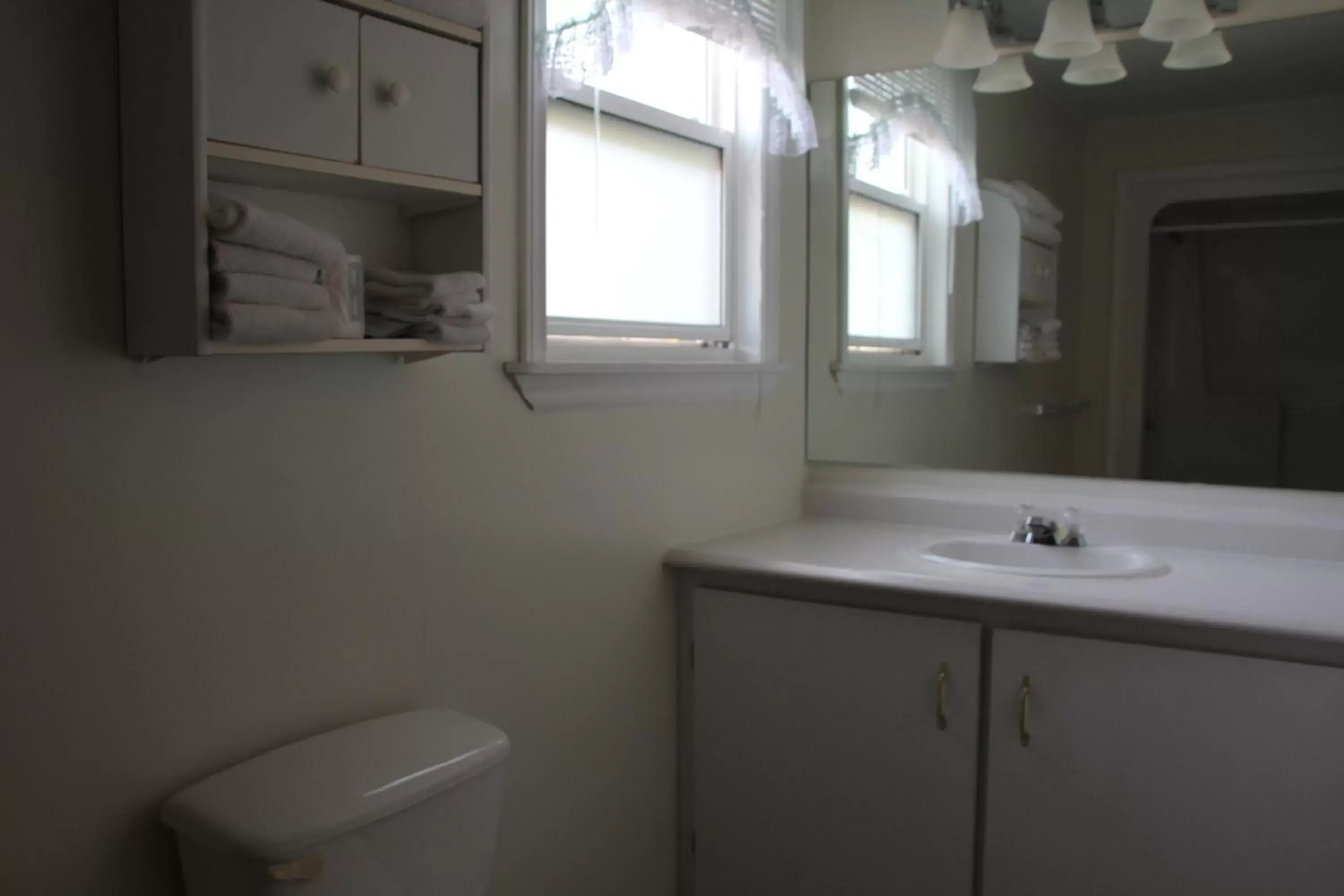 Bathroom in Royalty Maples Cottages and Motel