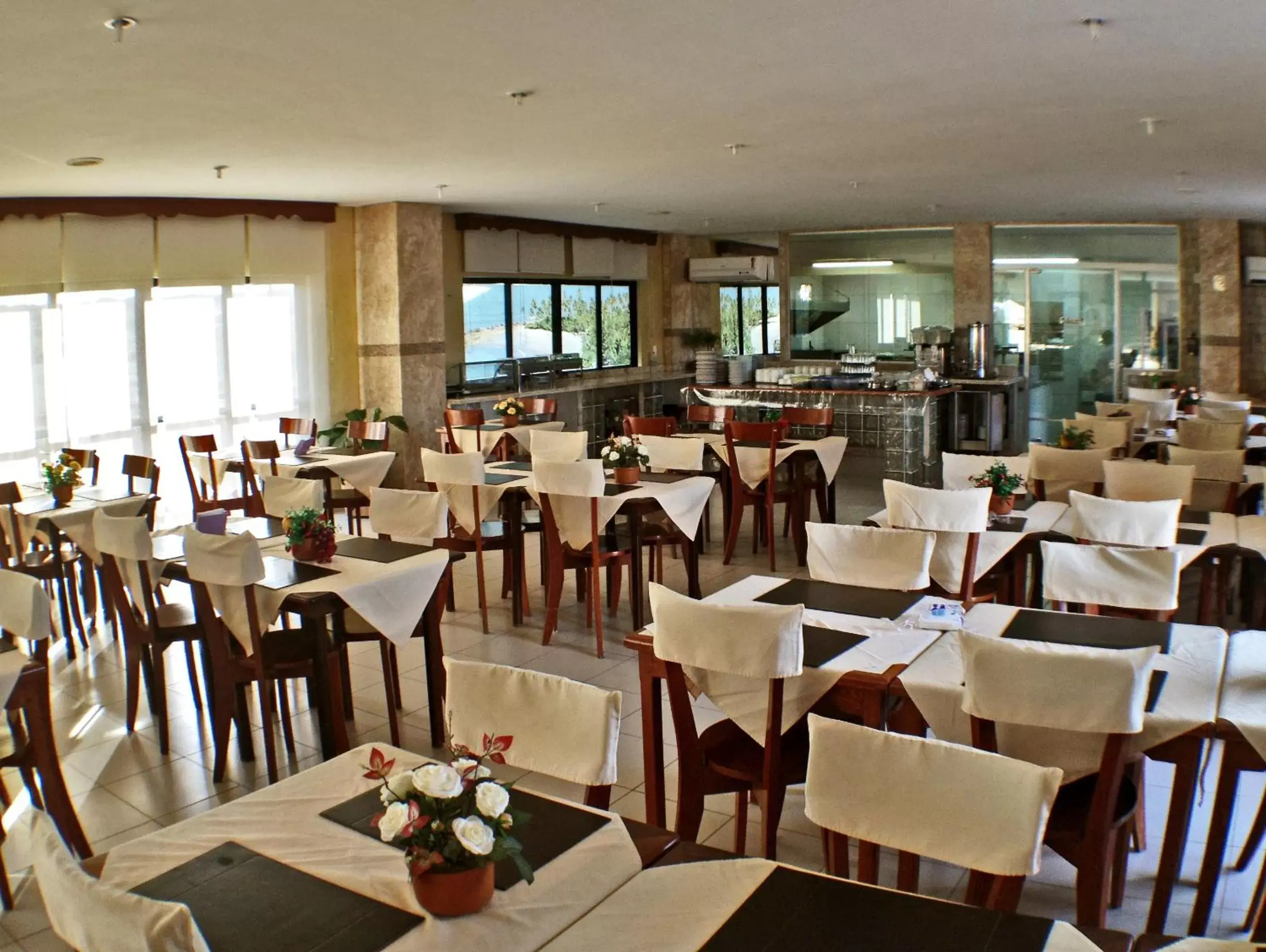 Restaurant/Places to Eat in Golden Beach Hotel