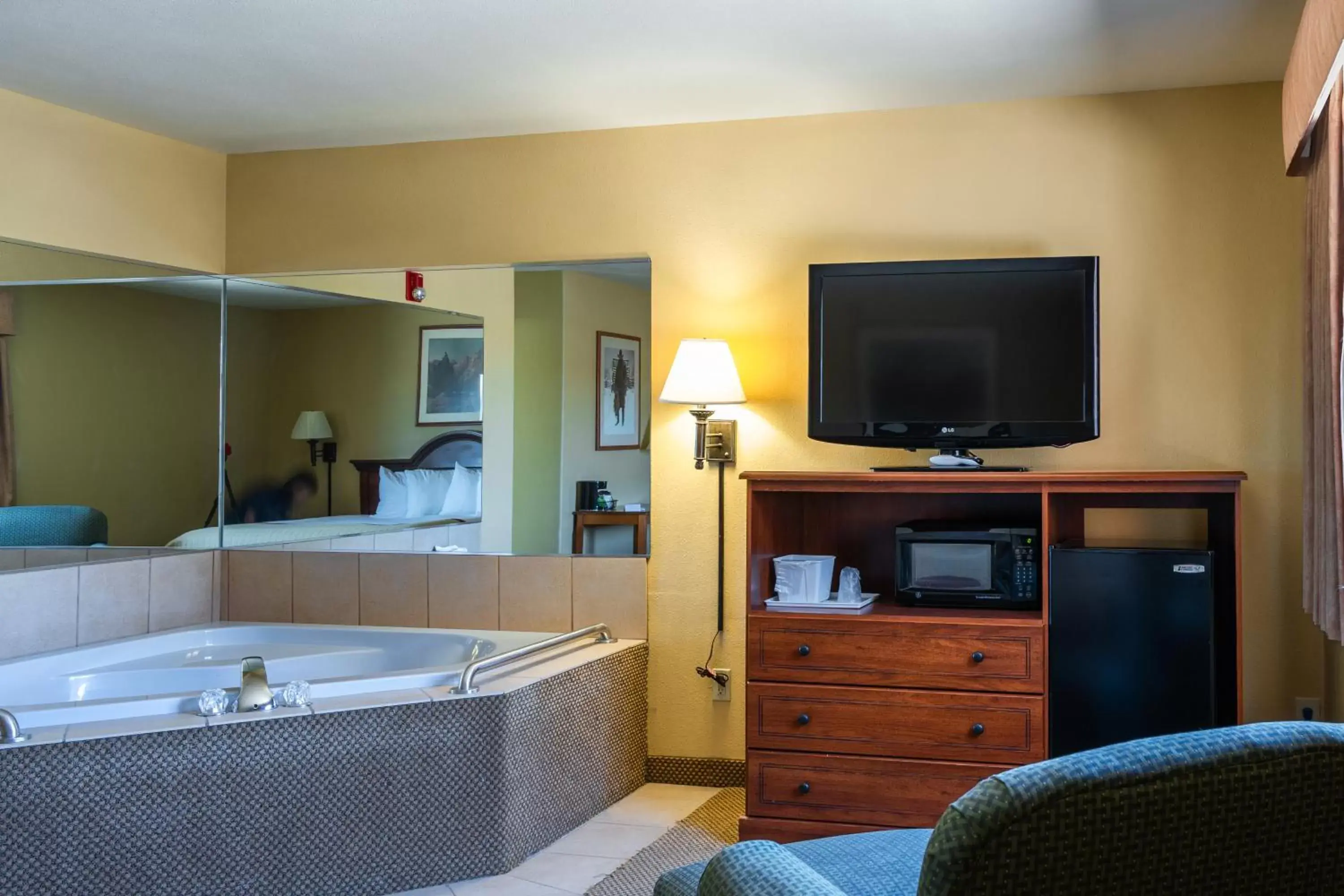 TV and multimedia, TV/Entertainment Center in Pinedale Hotel & Suites