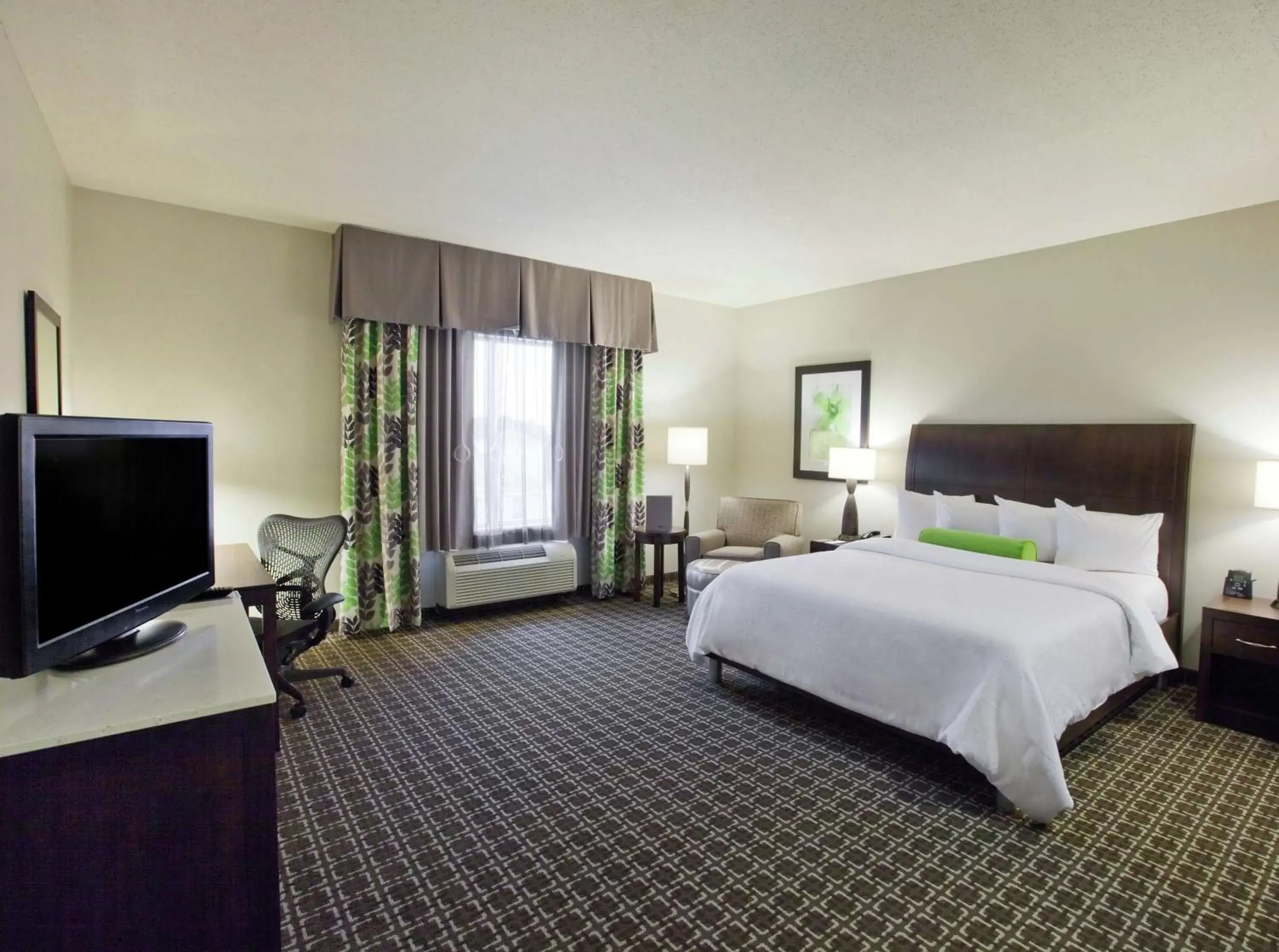 Bed, TV/Entertainment Center in Hilton Garden Inn Raleigh Cary