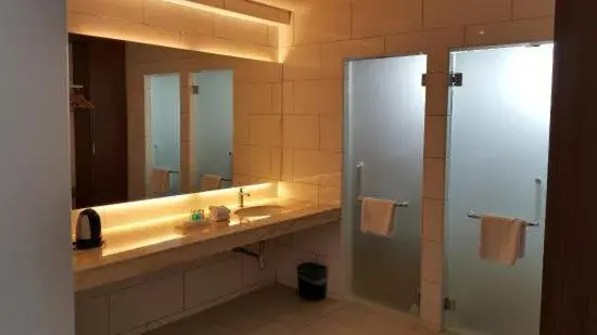 Bathroom in Mandurah Hotel
