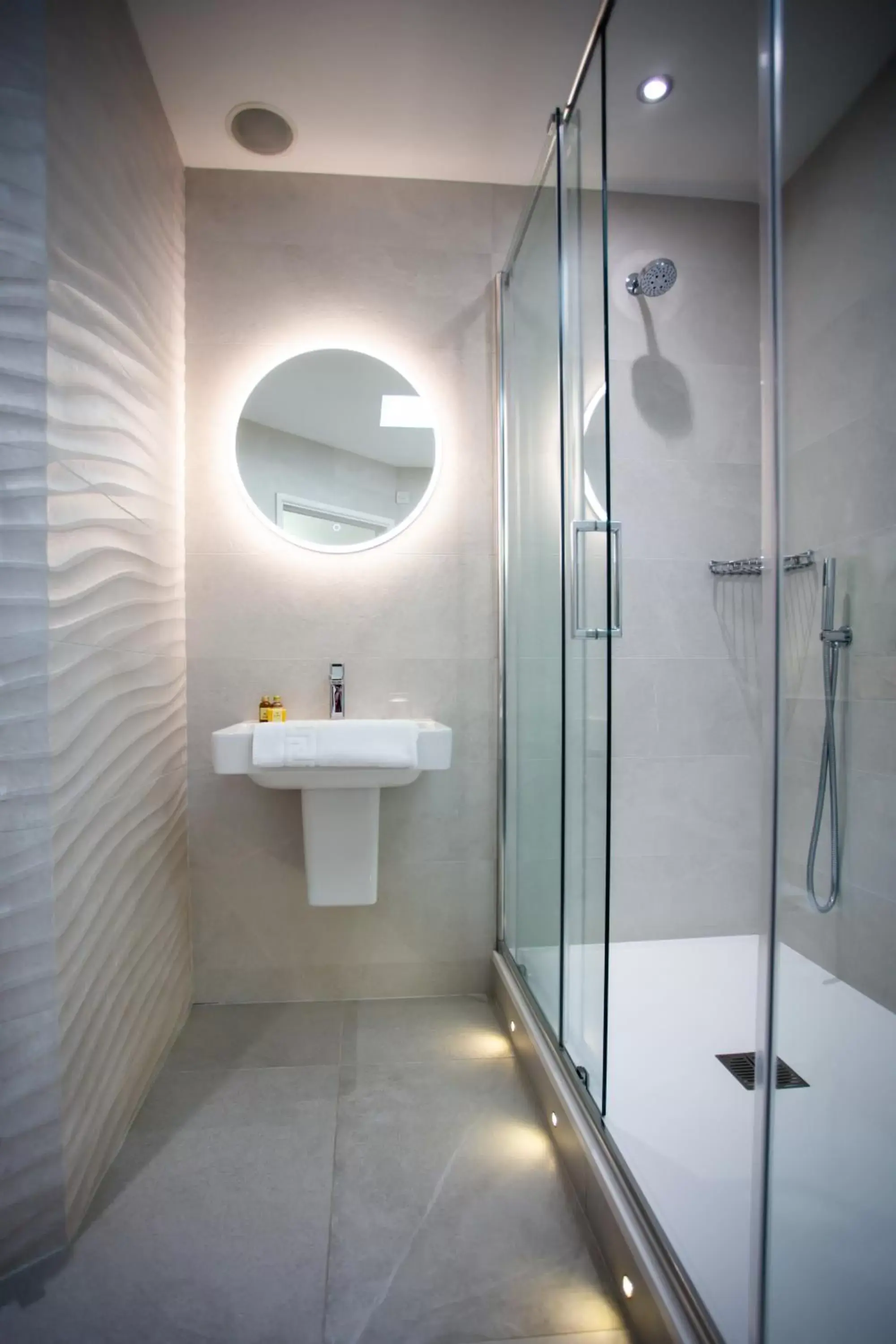 Shower, Bathroom in Mannings Hotel