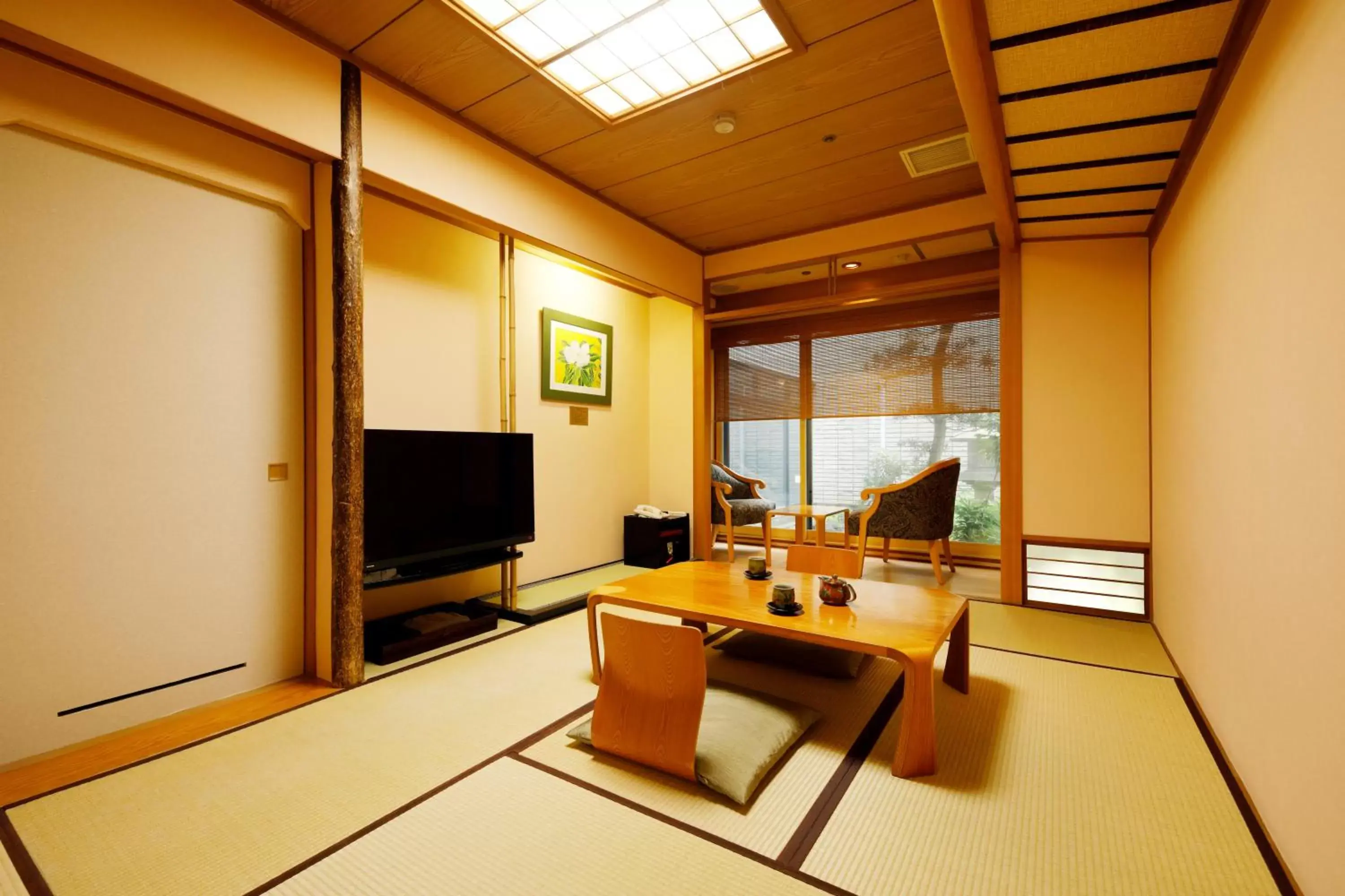 Photo of the whole room, TV/Entertainment Center in Kanazawa Hakuchoro Hotel Sanraku