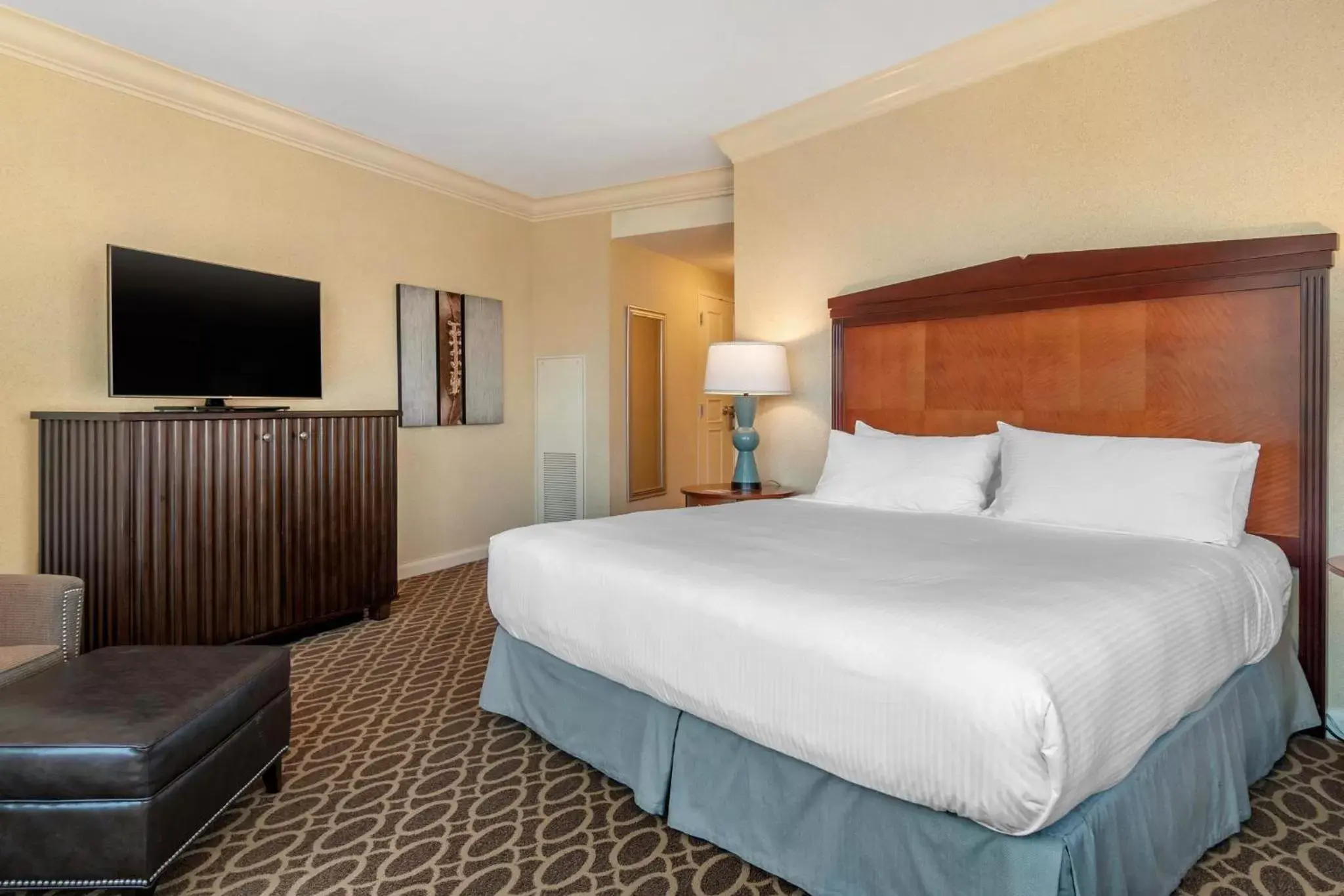 Photo of the whole room, Bed in Omni Atlanta Hotel at CNN Center