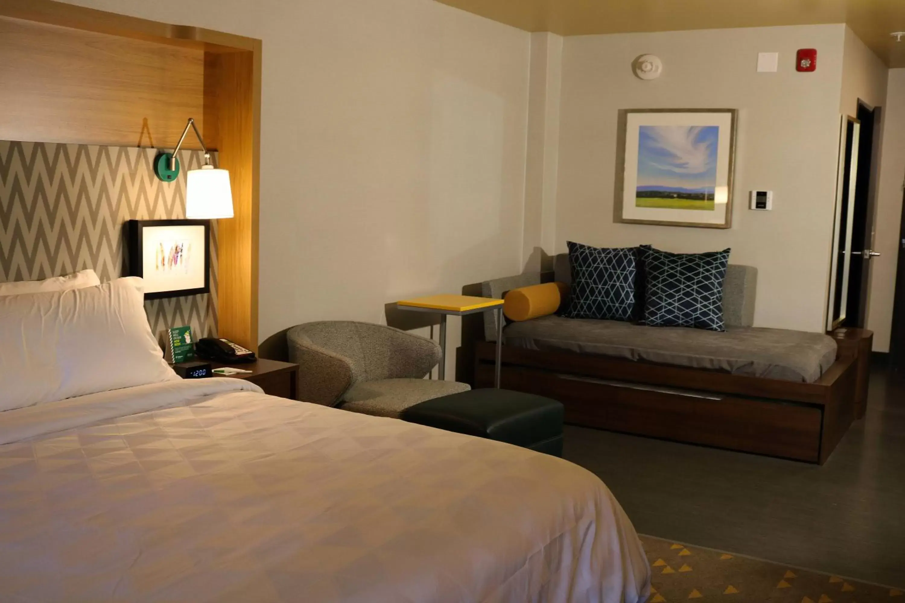 Photo of the whole room, Seating Area in Holiday Inn - Jonesboro, an IHG Hotel