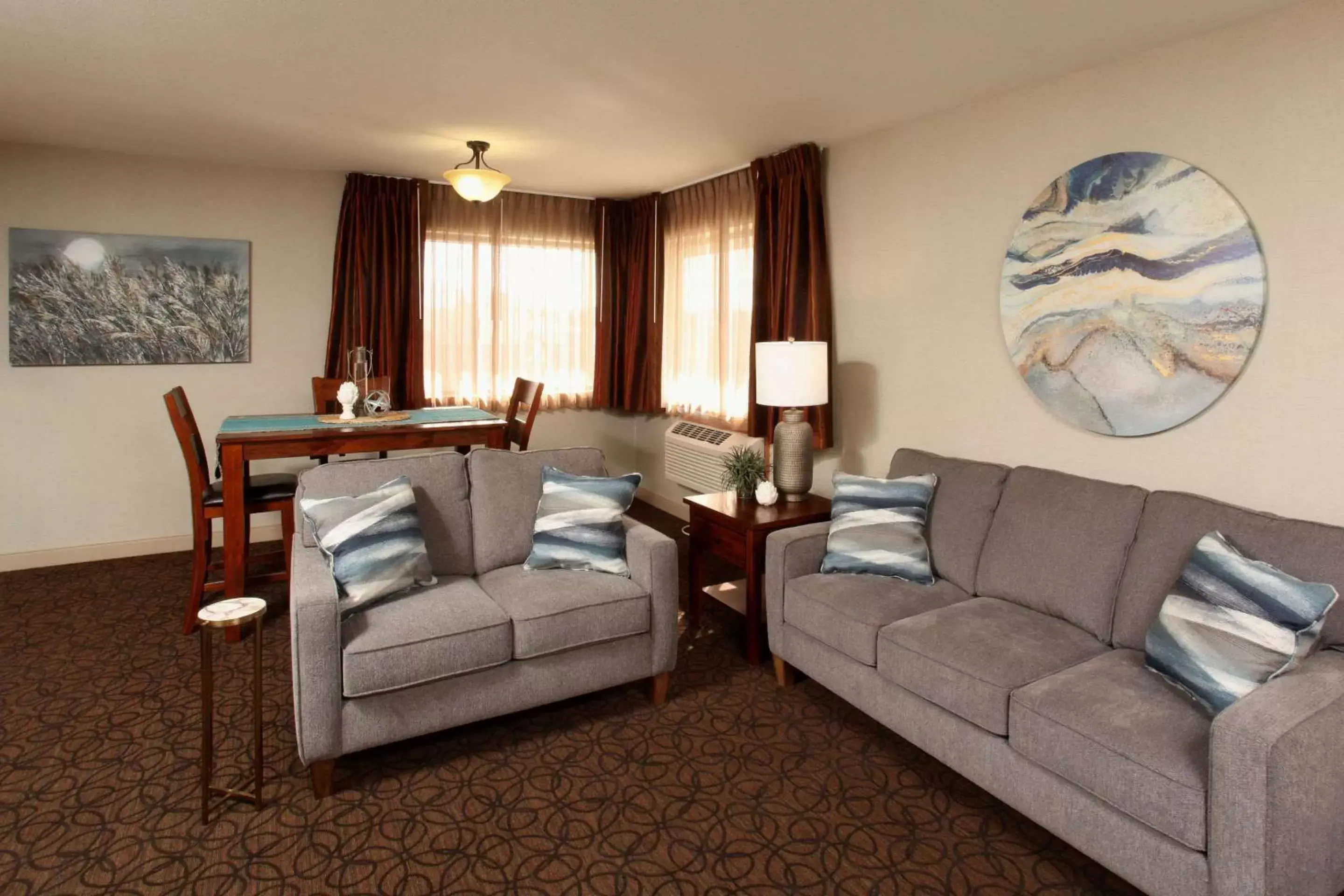 Photo of the whole room, Seating Area in Quality Inn Oakwood