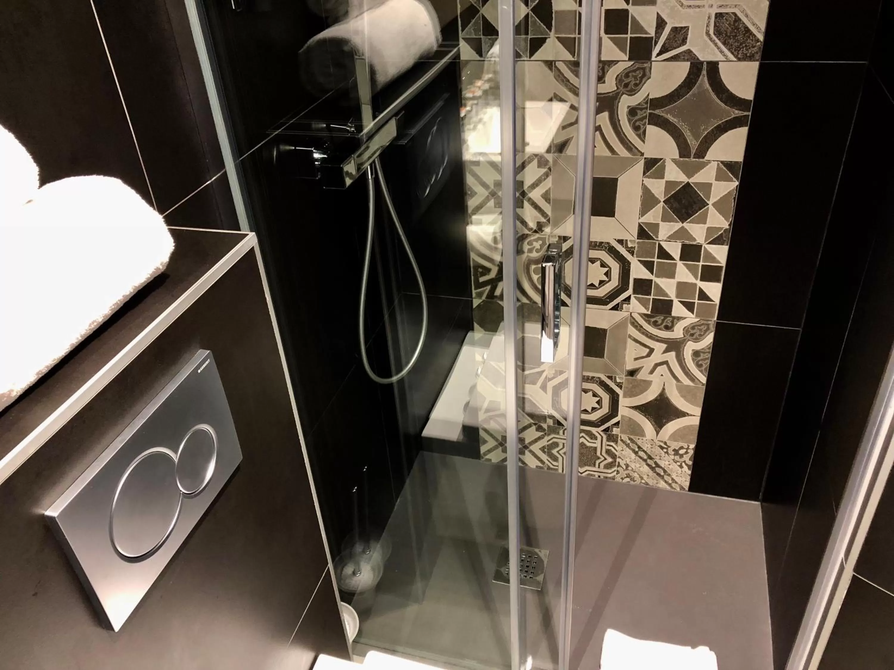 Shower in Best Western Empire Elysees