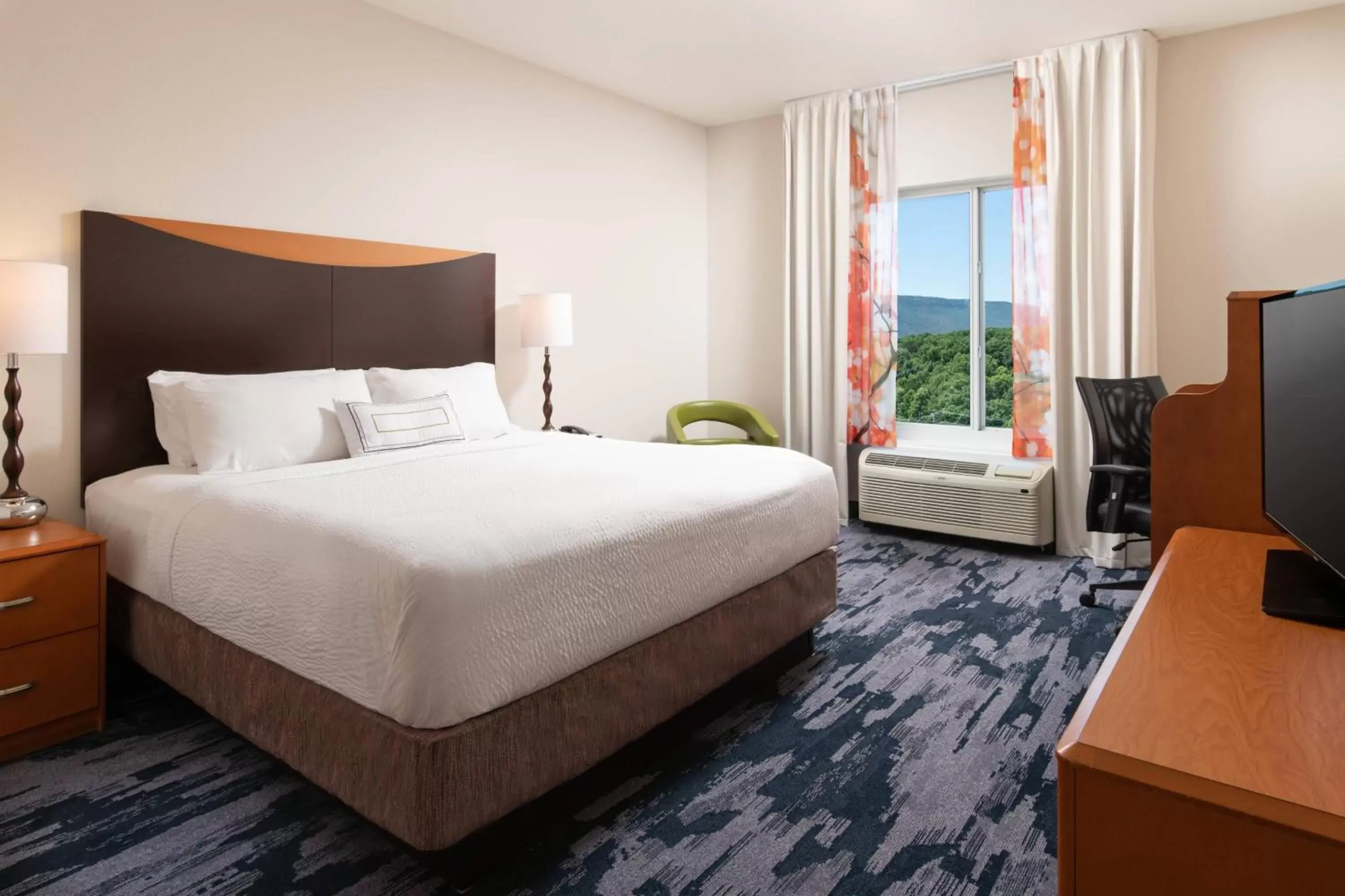 Photo of the whole room, Bed in Fairfield Inn & Suites Chattanooga I-24/Lookout Mountain