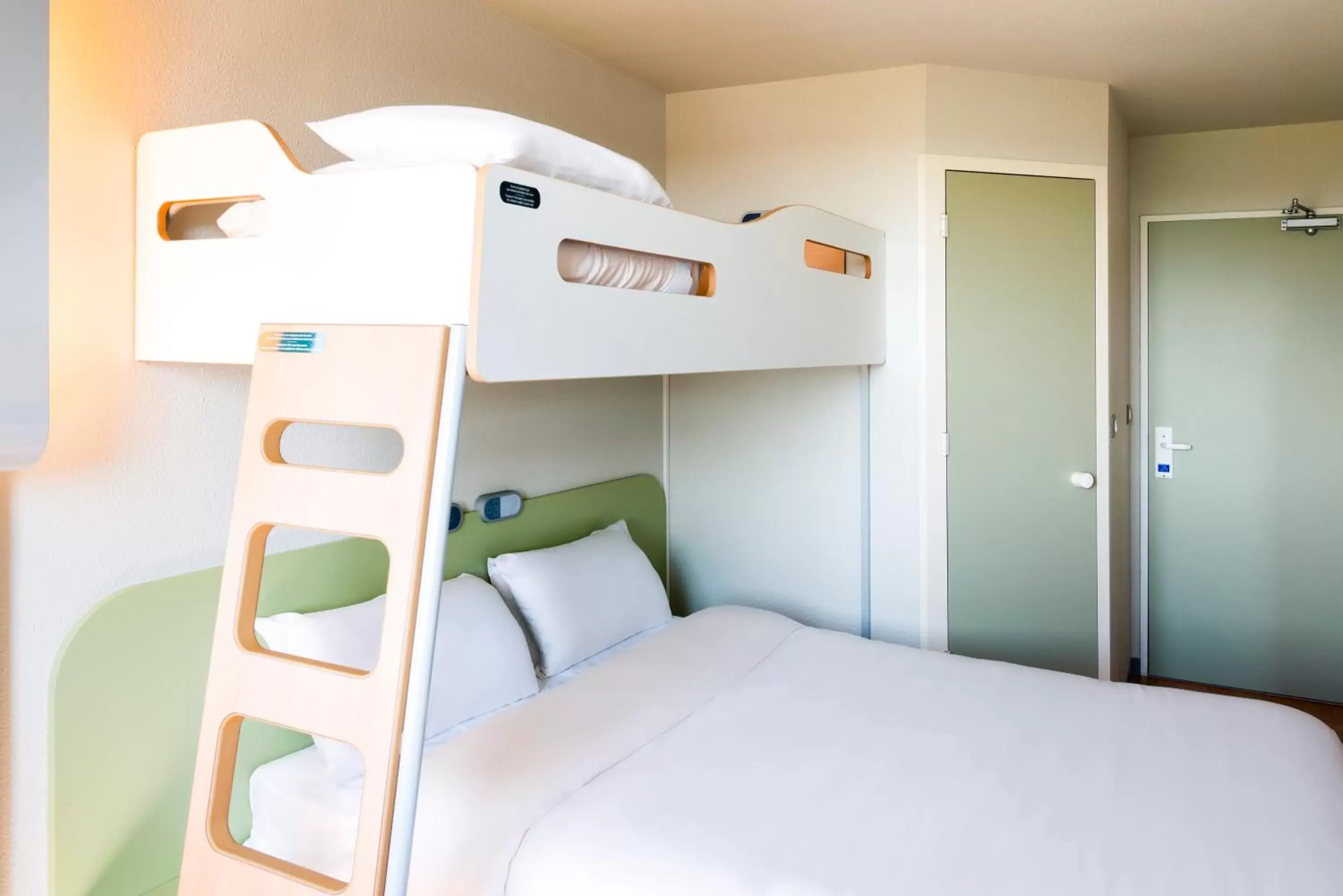 Bedroom, Bed in Ibis Budget Clermont Ferrand - Le Brezet - Aeroport Bedroom, Bed in Ibis Budget Clermont Ferrand - Le Brezet - Aeroport