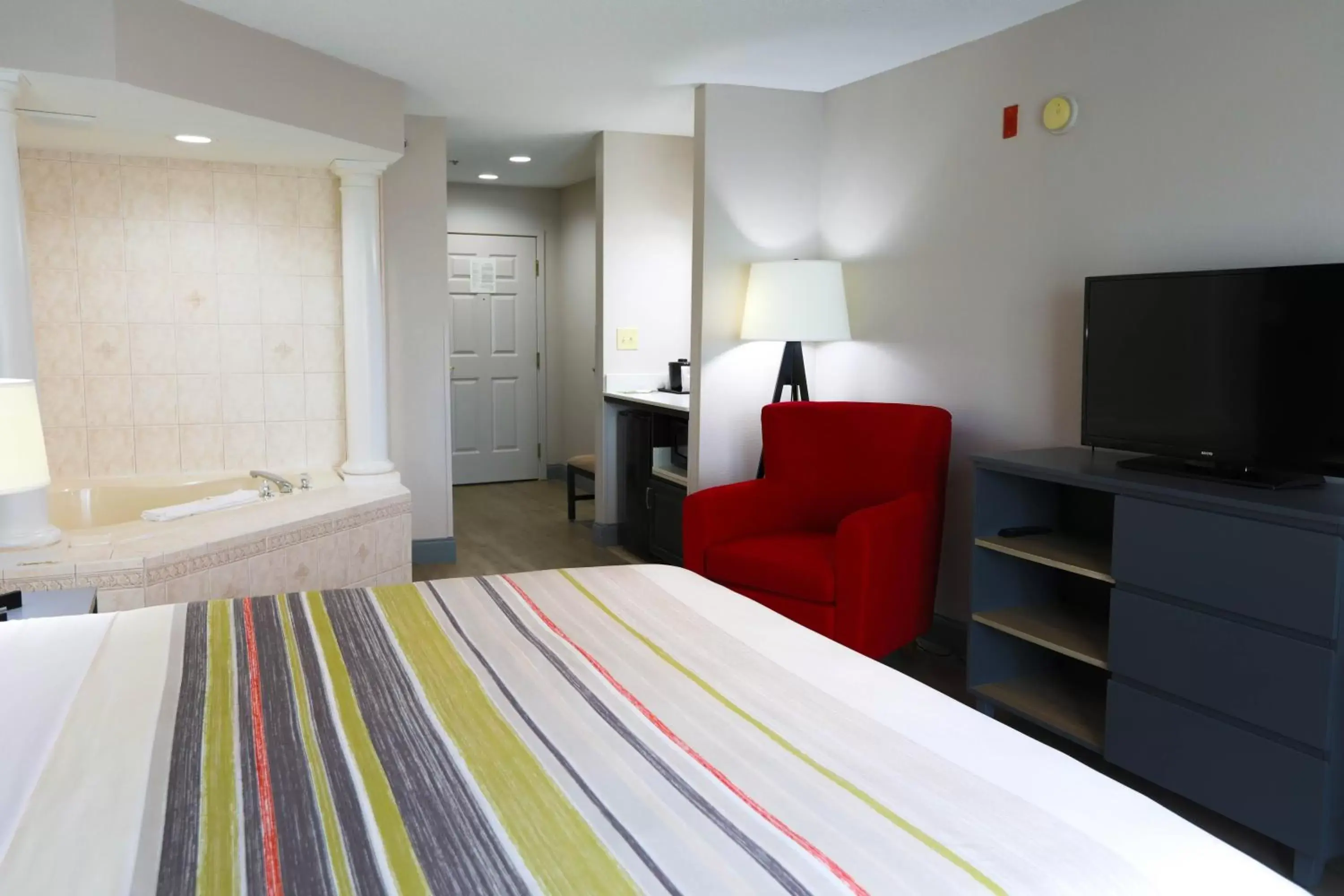 Bed, TV/Entertainment Center in Country Inn & Suites by Radisson, Myrtle Beach, SC