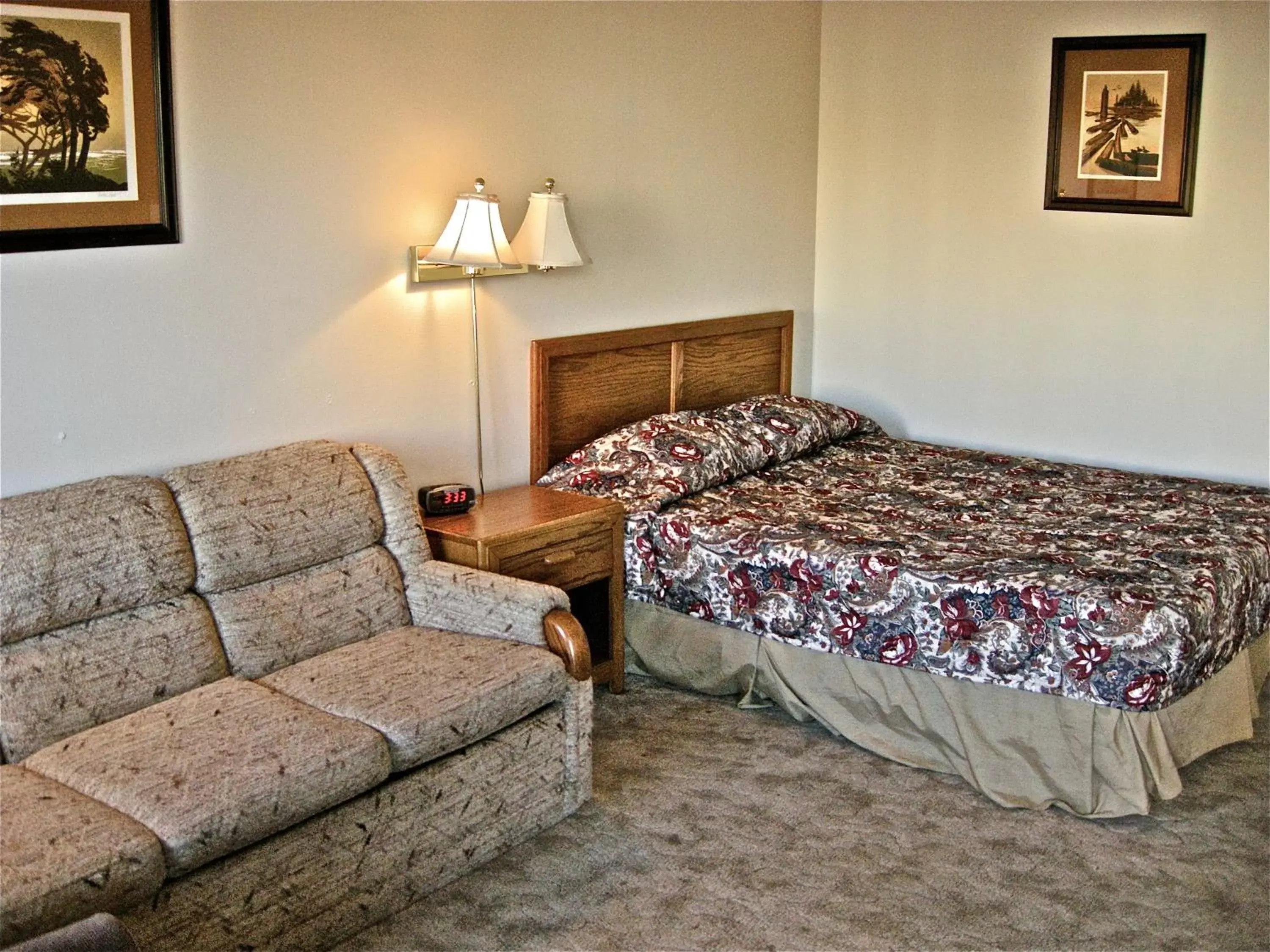 Bedroom, Bed in Knights Inn - Baker City