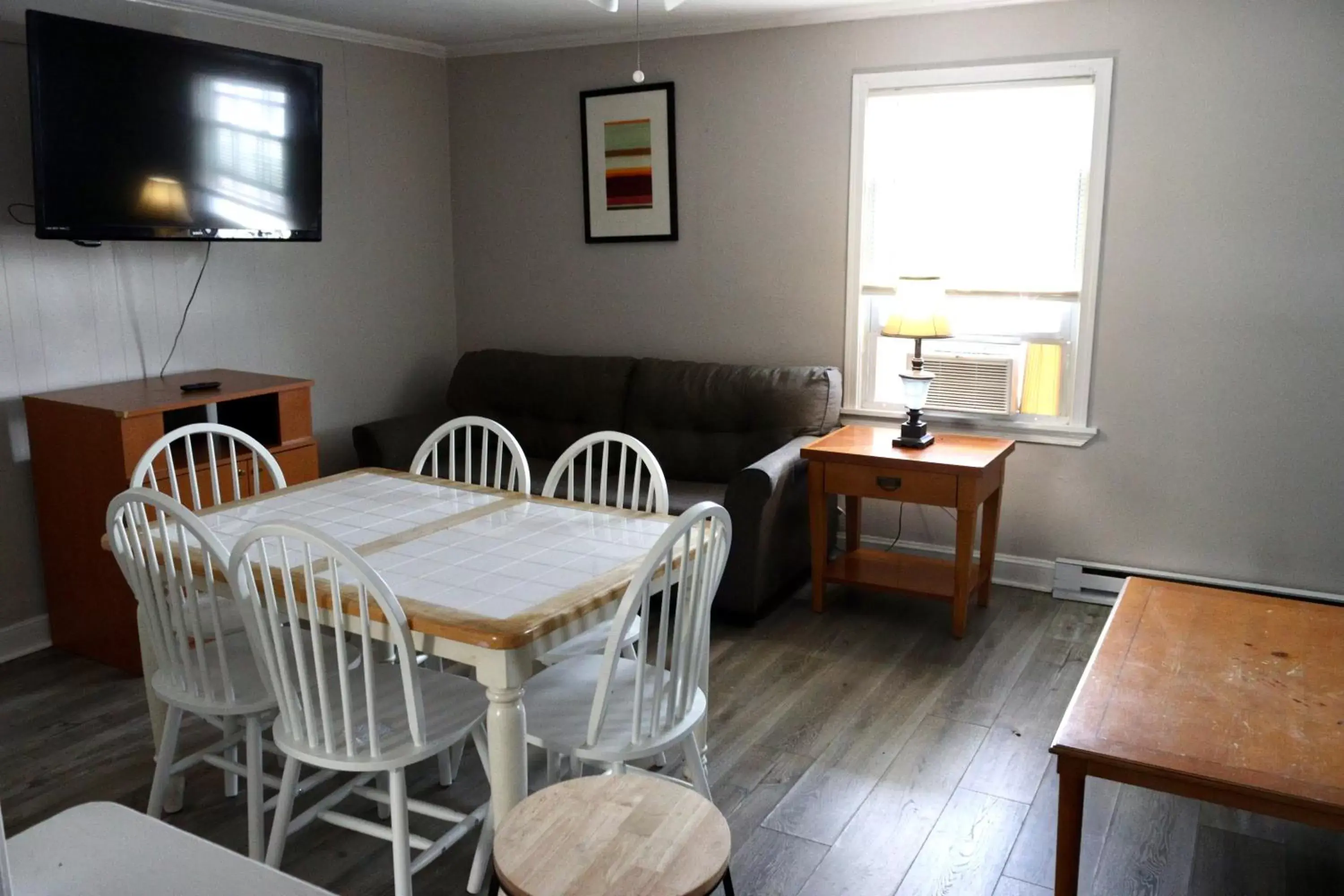 Dining Area in The Burgundy Inn Hotel and Apartments