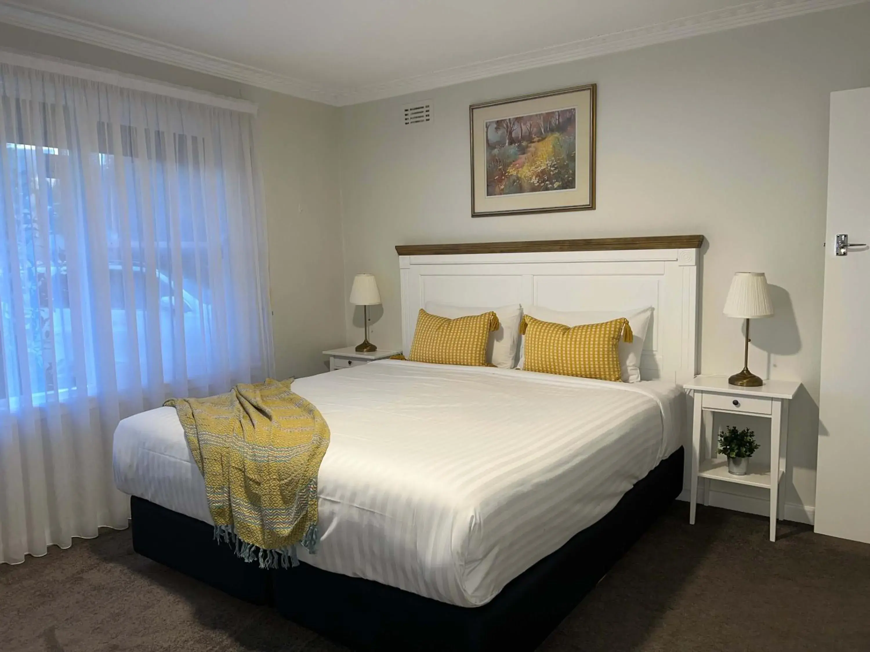 Bedroom, Bed in Hamilton's Queanbeyan Motel