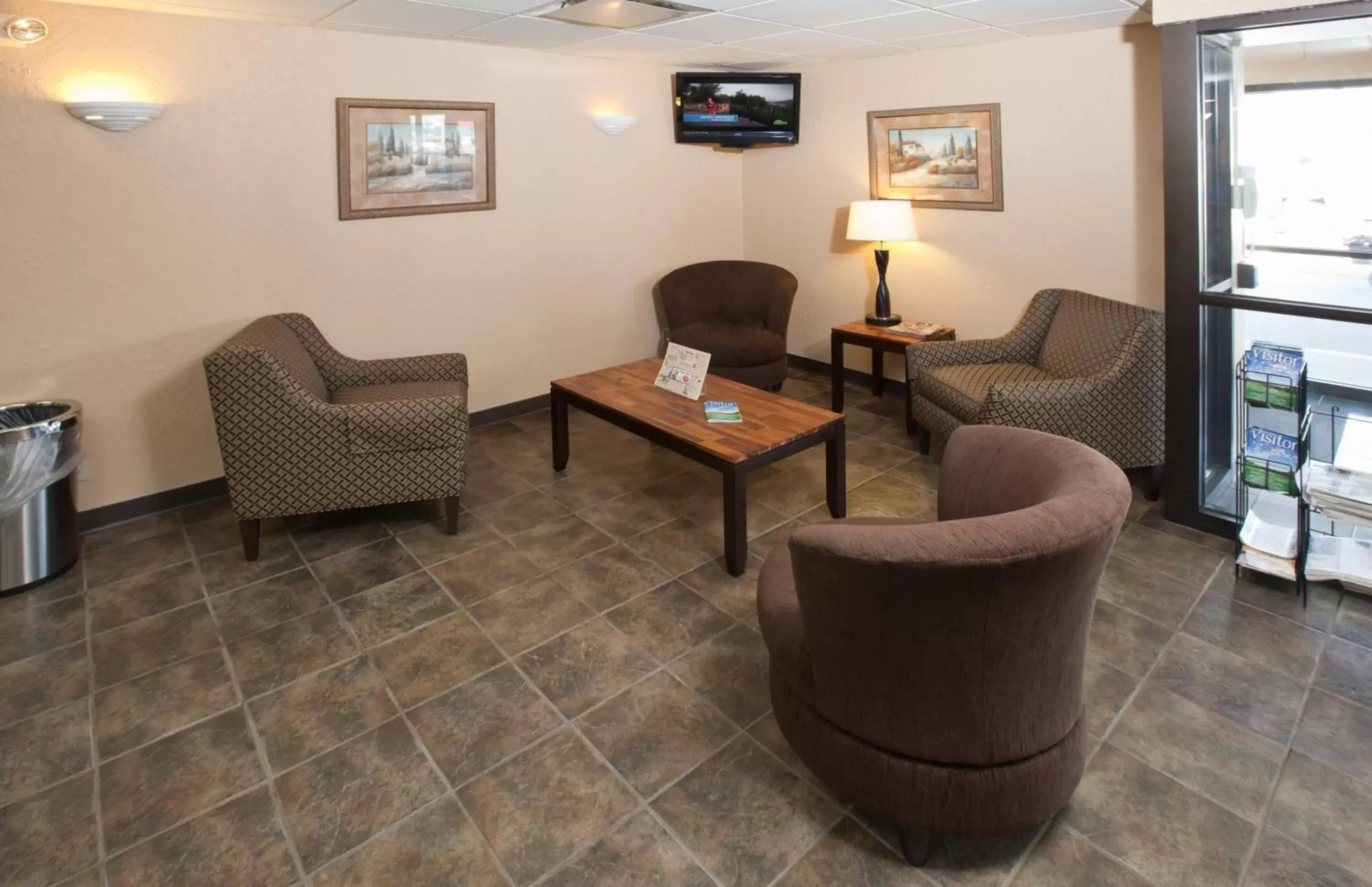Lobby or reception, Seating Area in GuestHouse Inn & Suites Rochester