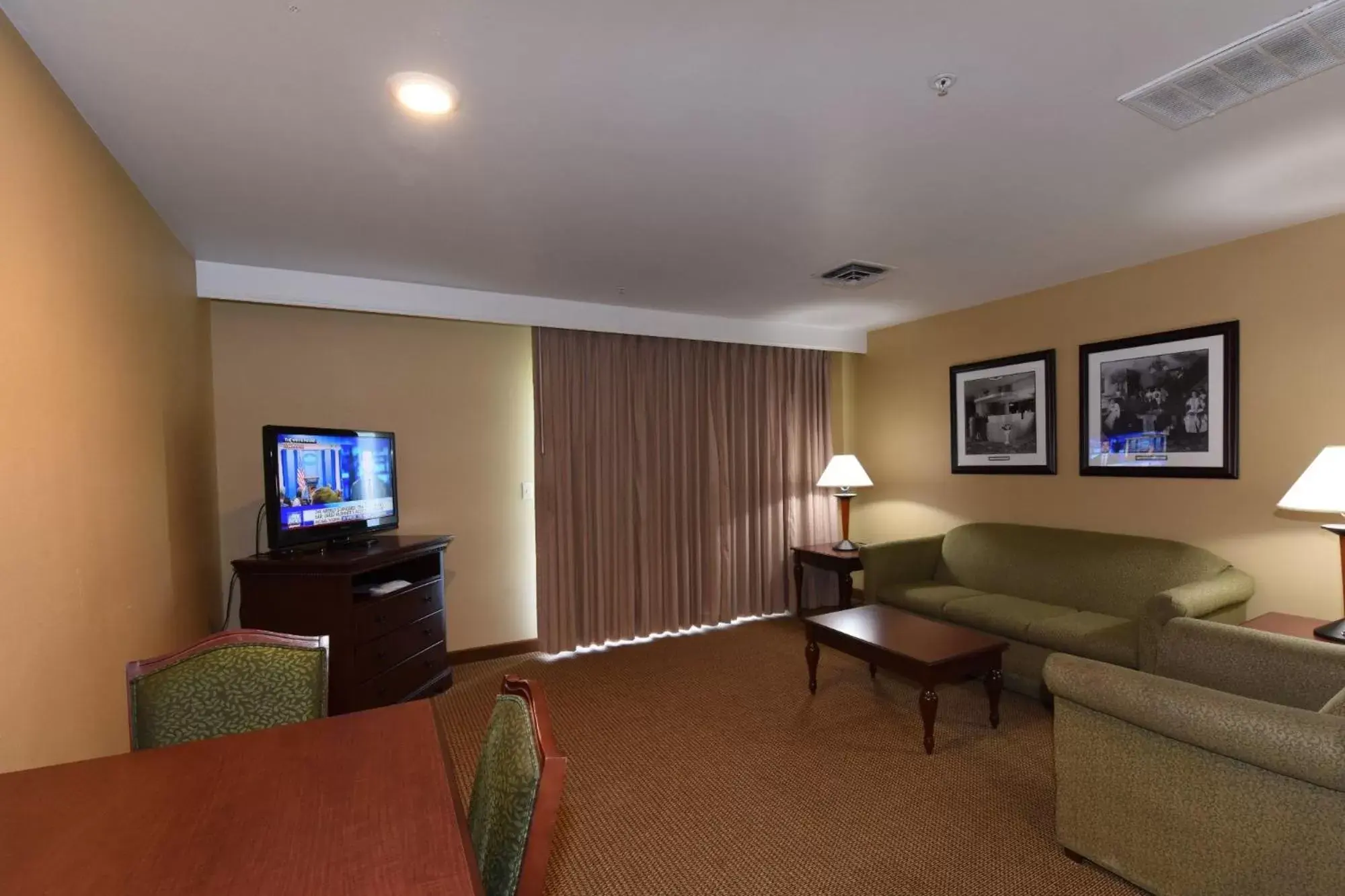 TV/Entertainment Center in Best Western Plus Ahtanum Inn