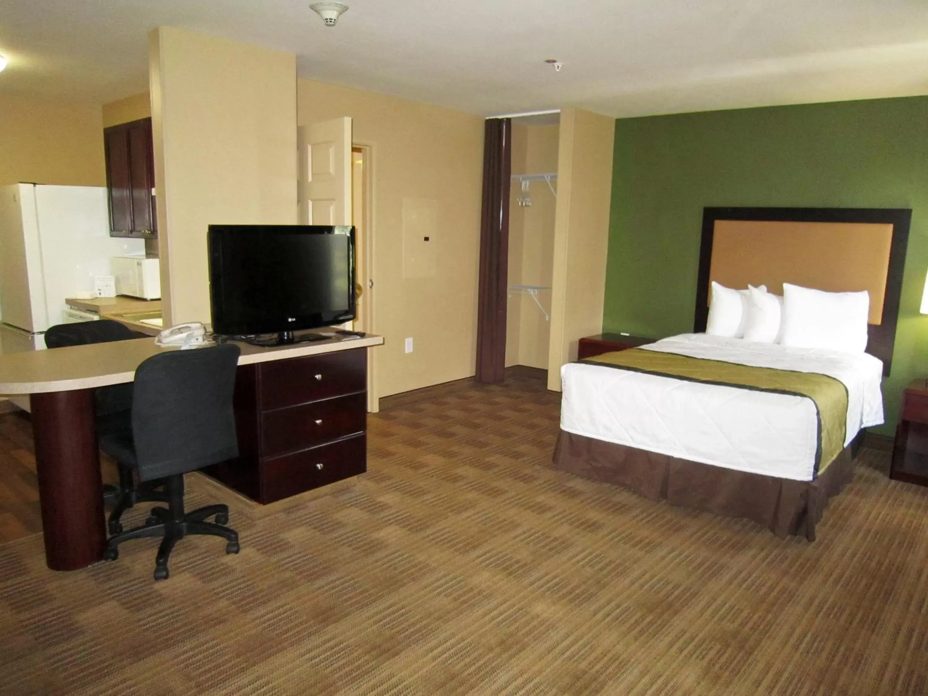 Bed, TV/Entertainment Center in Extended Stay America Suites - Detroit - Auburn Hills - Featherstone Rd