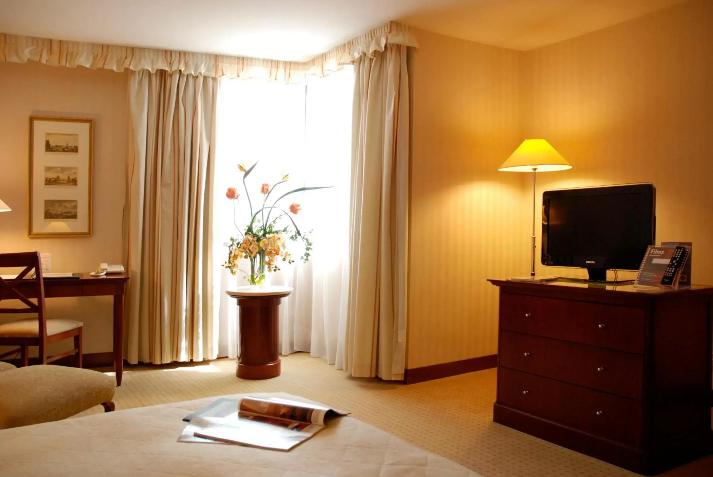 Bedroom, TV/Entertainment Center in Evergreen Laurel Hotel