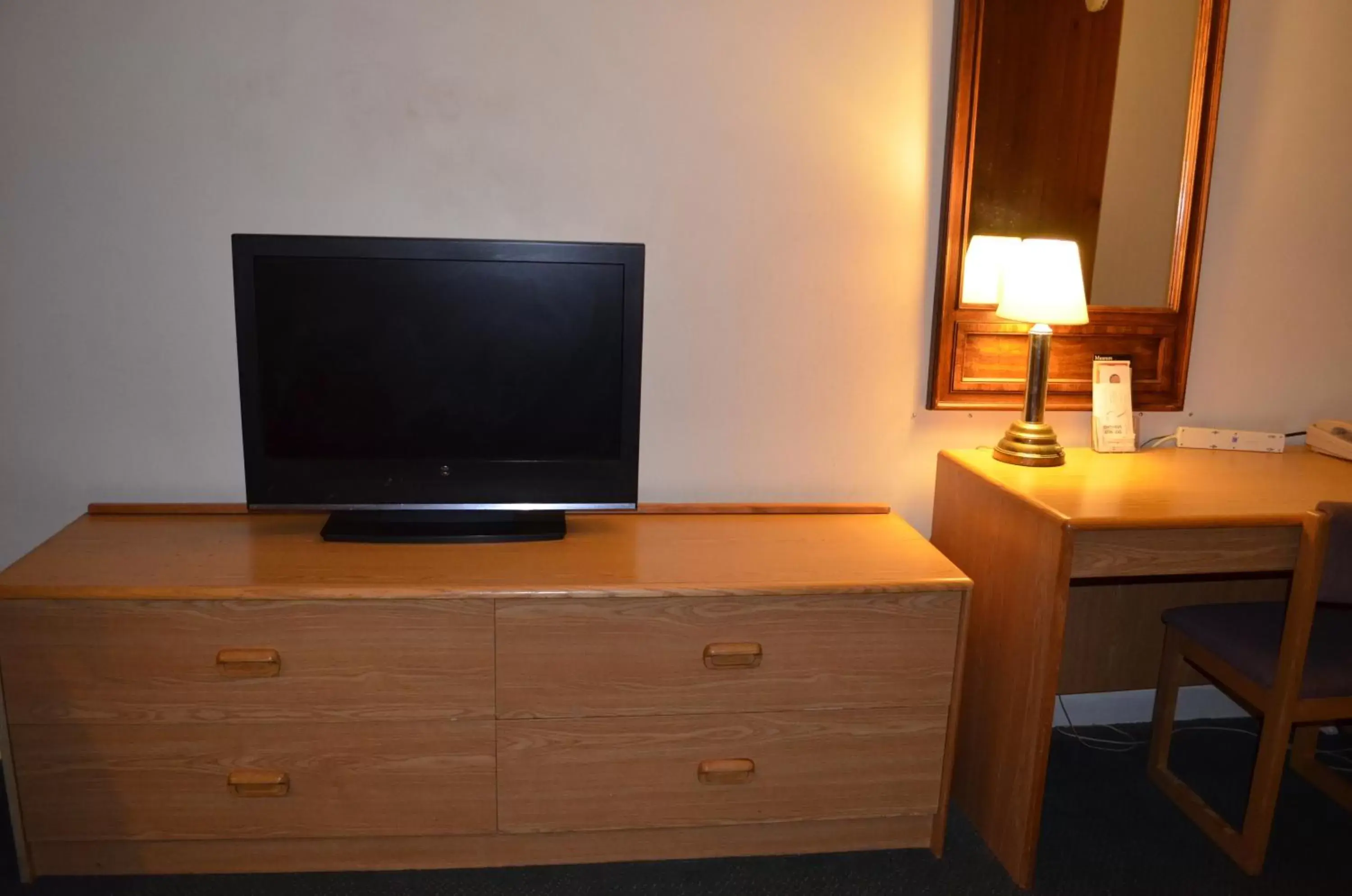 TV and multimedia, TV/Entertainment Center in National 9 Inn Showboat