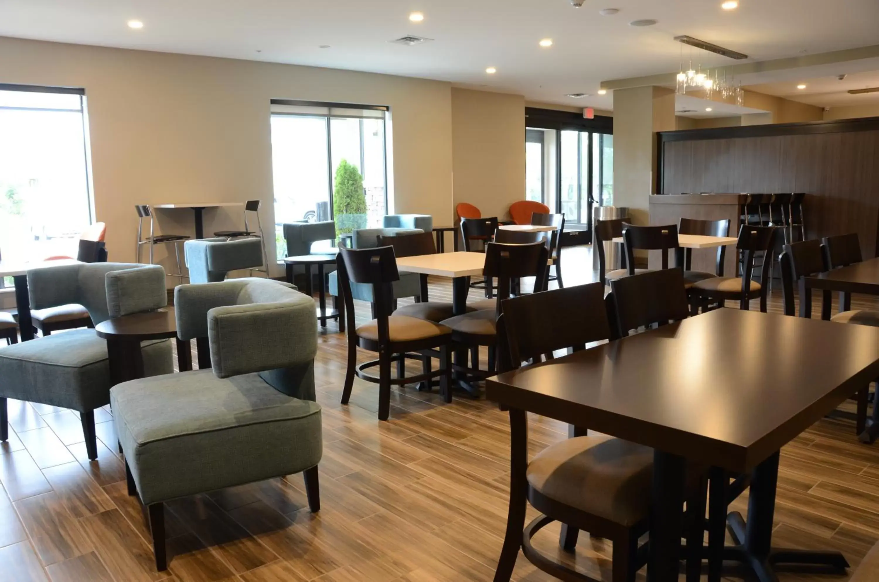 Restaurant/Places to Eat in MainStay Suites