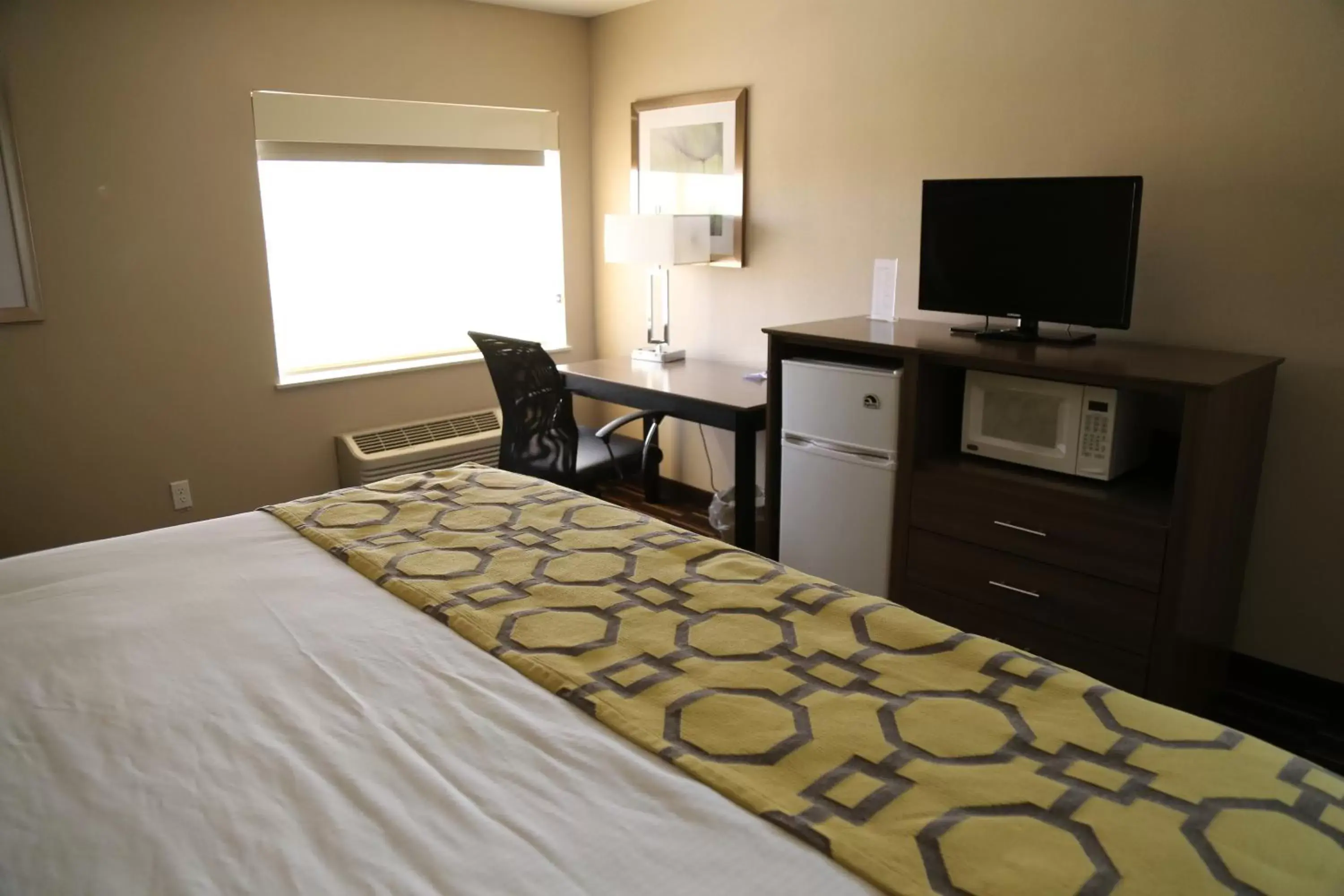 TV and multimedia, Bed in Baymont by Wyndham Plano