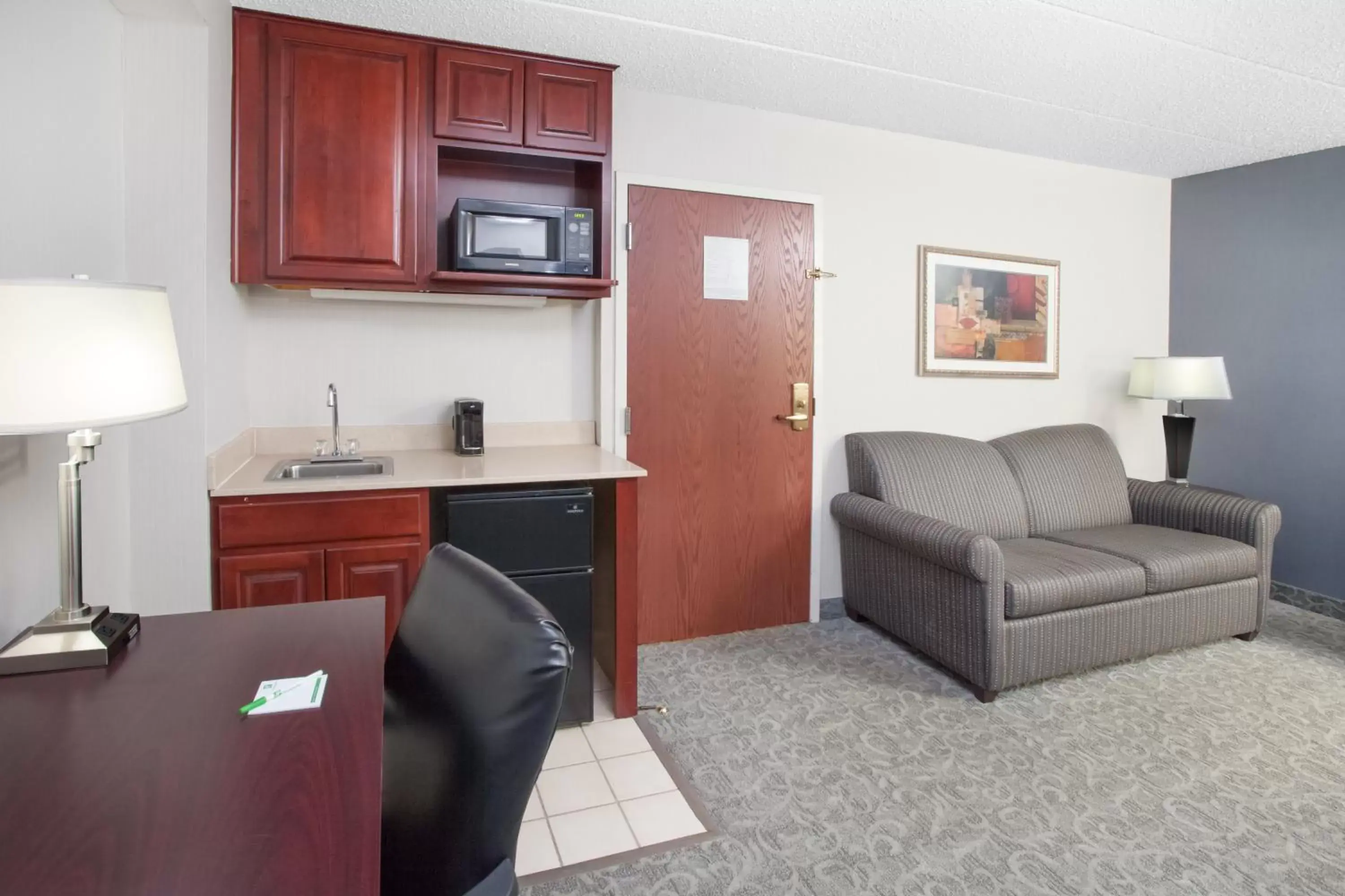 Photo of the whole room, Seating Area in Holiday Inn & Suites Chicago-Carol Stream Wheaton, an IHG Hotel