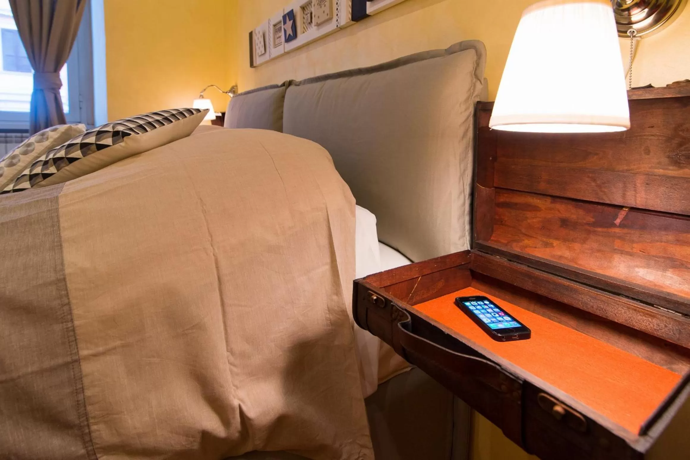 Decorative detail in B&B Arco Di Gallieno