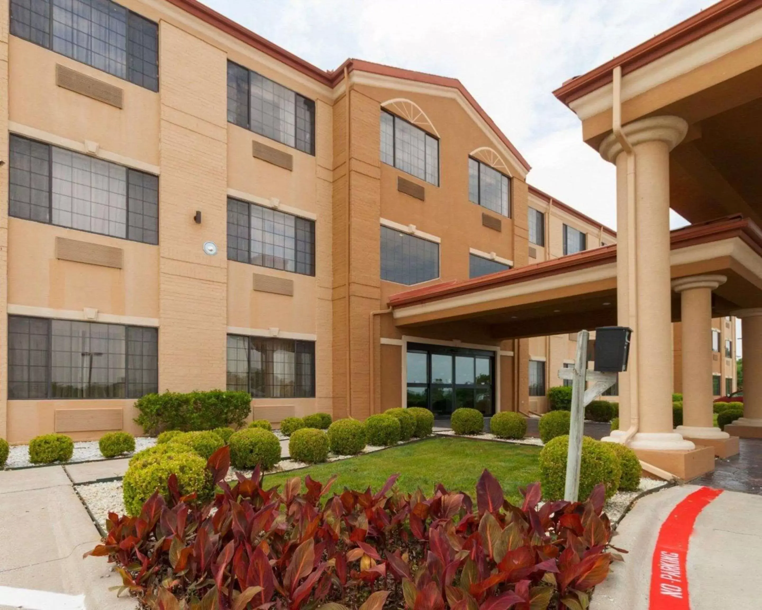 Property building in Comfort Suites Lake Ray Hubbard Property building in Comfort Suites Lake Ray Hubbard