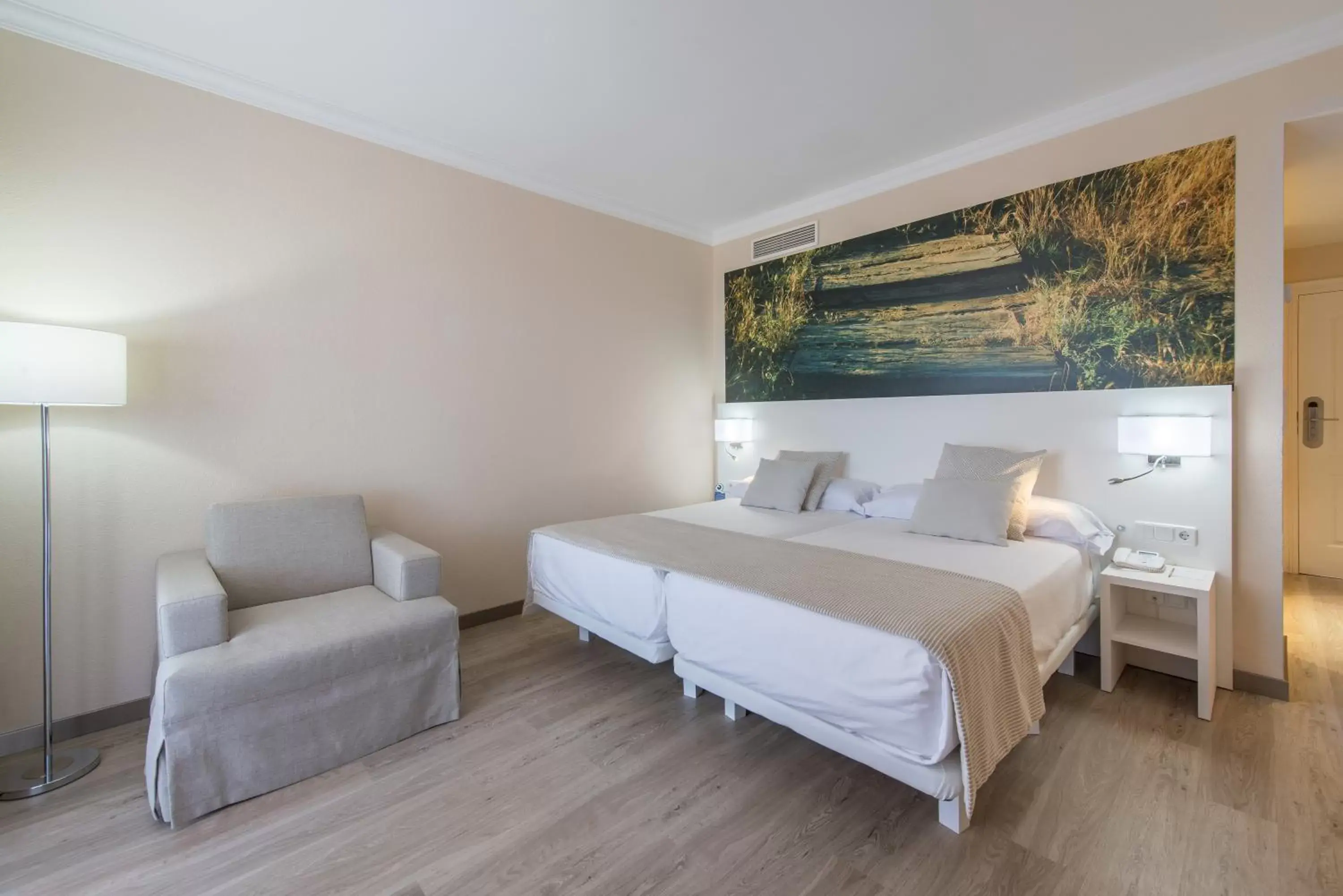 Bed in Oliva Nova Beach & Golf Hotel