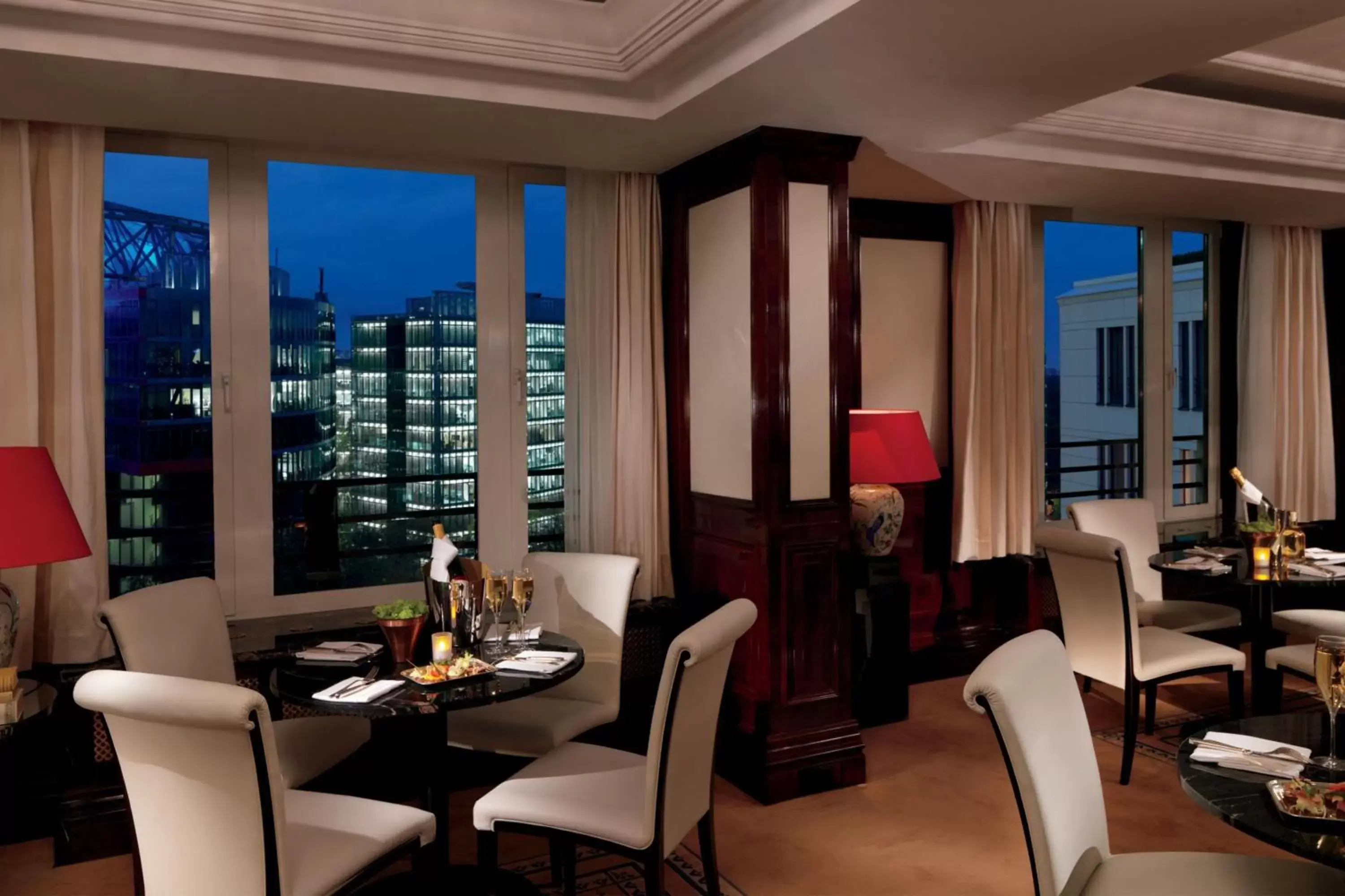Lounge or bar, Restaurant/Places to Eat in The Ritz-Carlton, Berlin