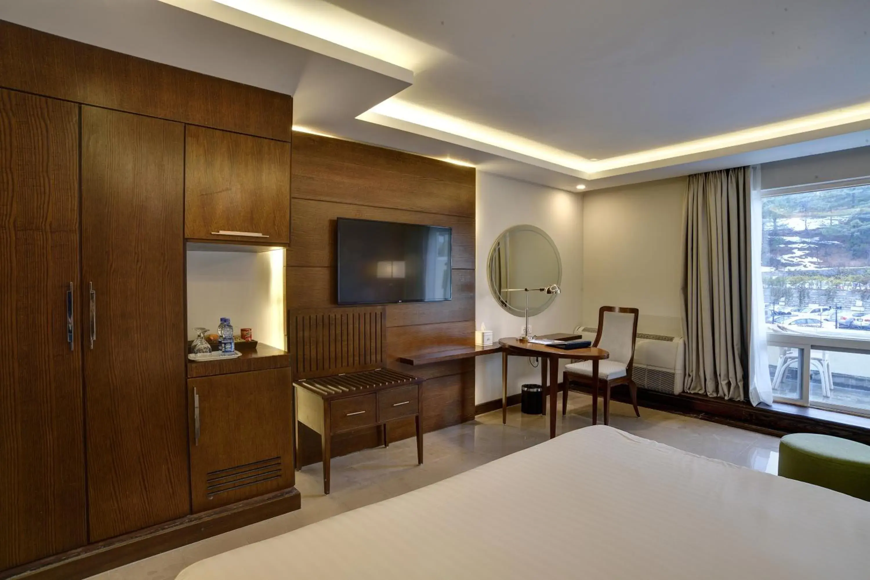 Bed, TV/Entertainment Center in Pearl Continental Hotel, Bhurban