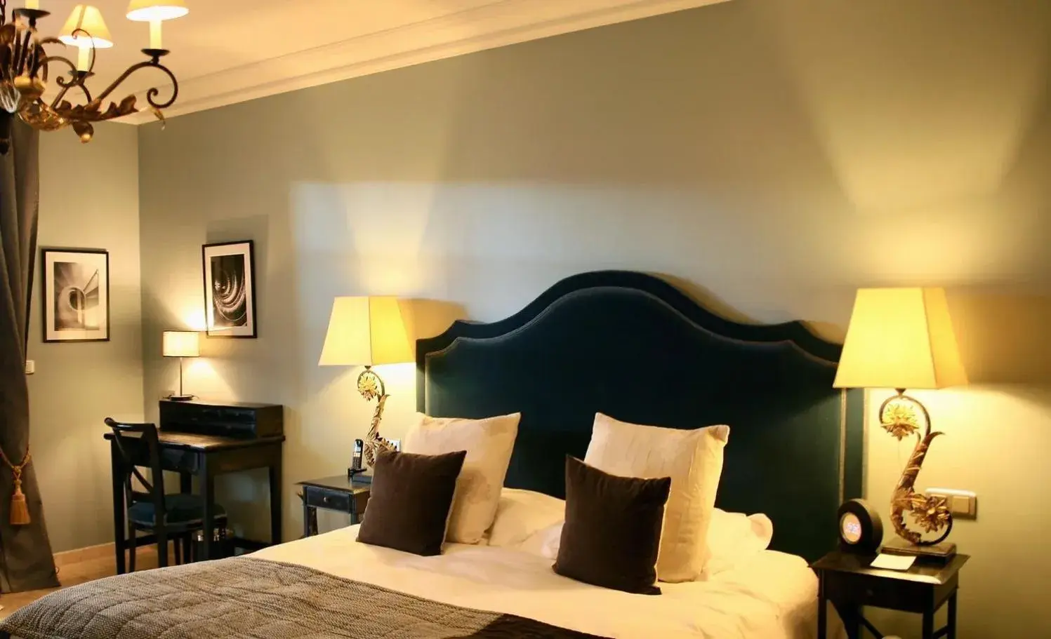 Photo of the whole room, Bed in La Villa Mazarin