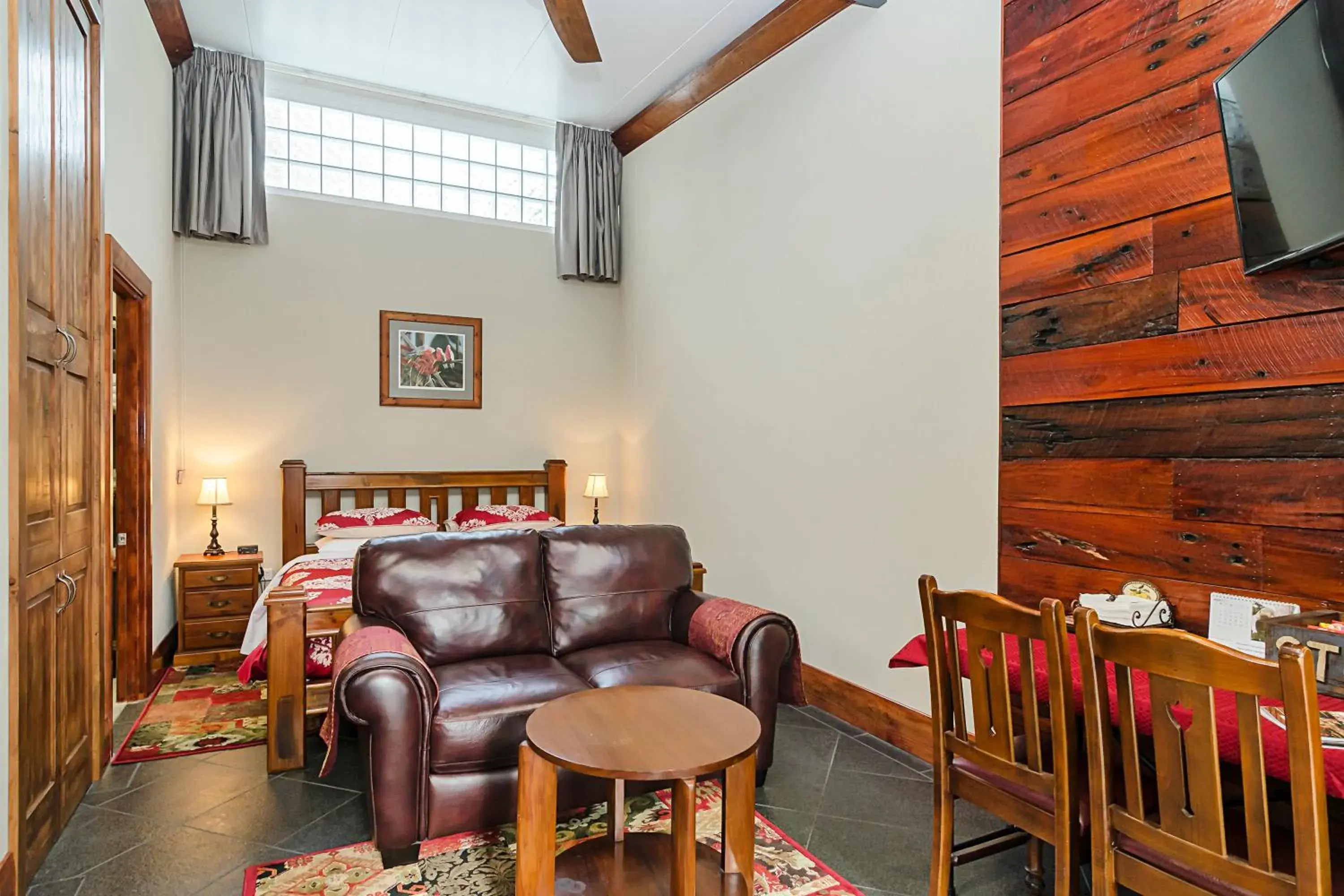 Bed, Seating Area in Eagle Foundry Bed & Breakfast