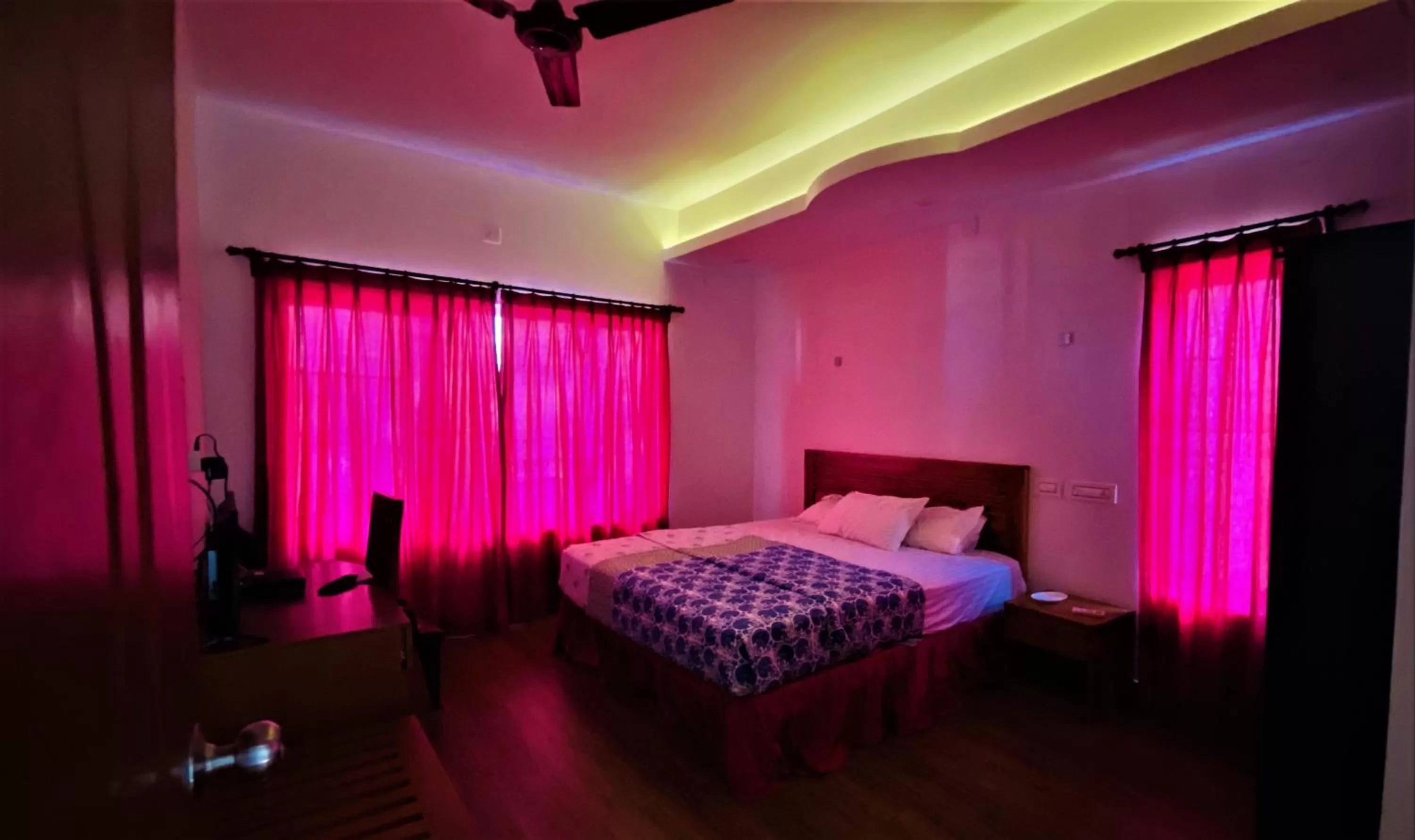 Bedroom, Bed in White Shell