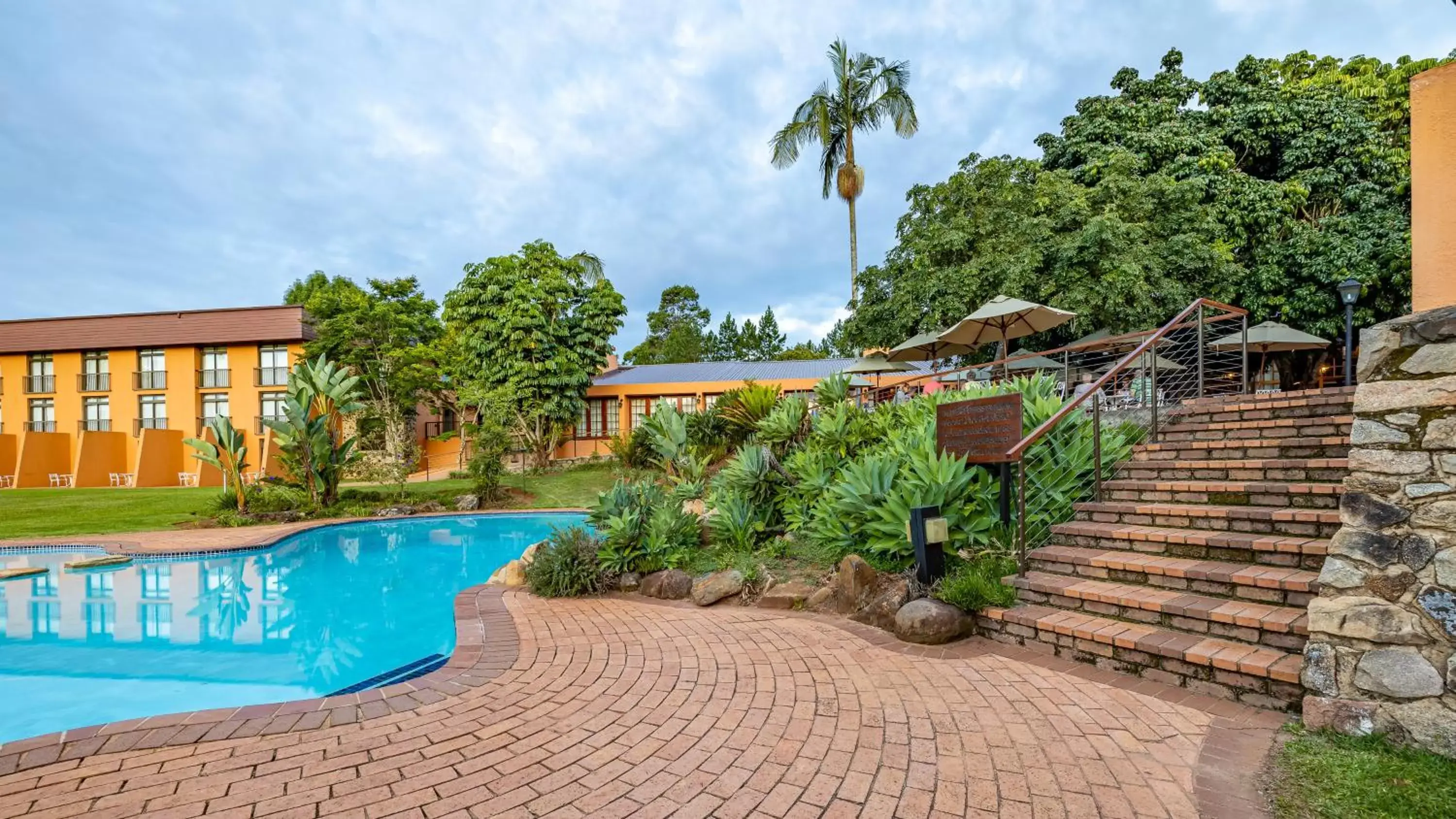 Garden, Swimming Pool in African Sky Pine Lake Inn