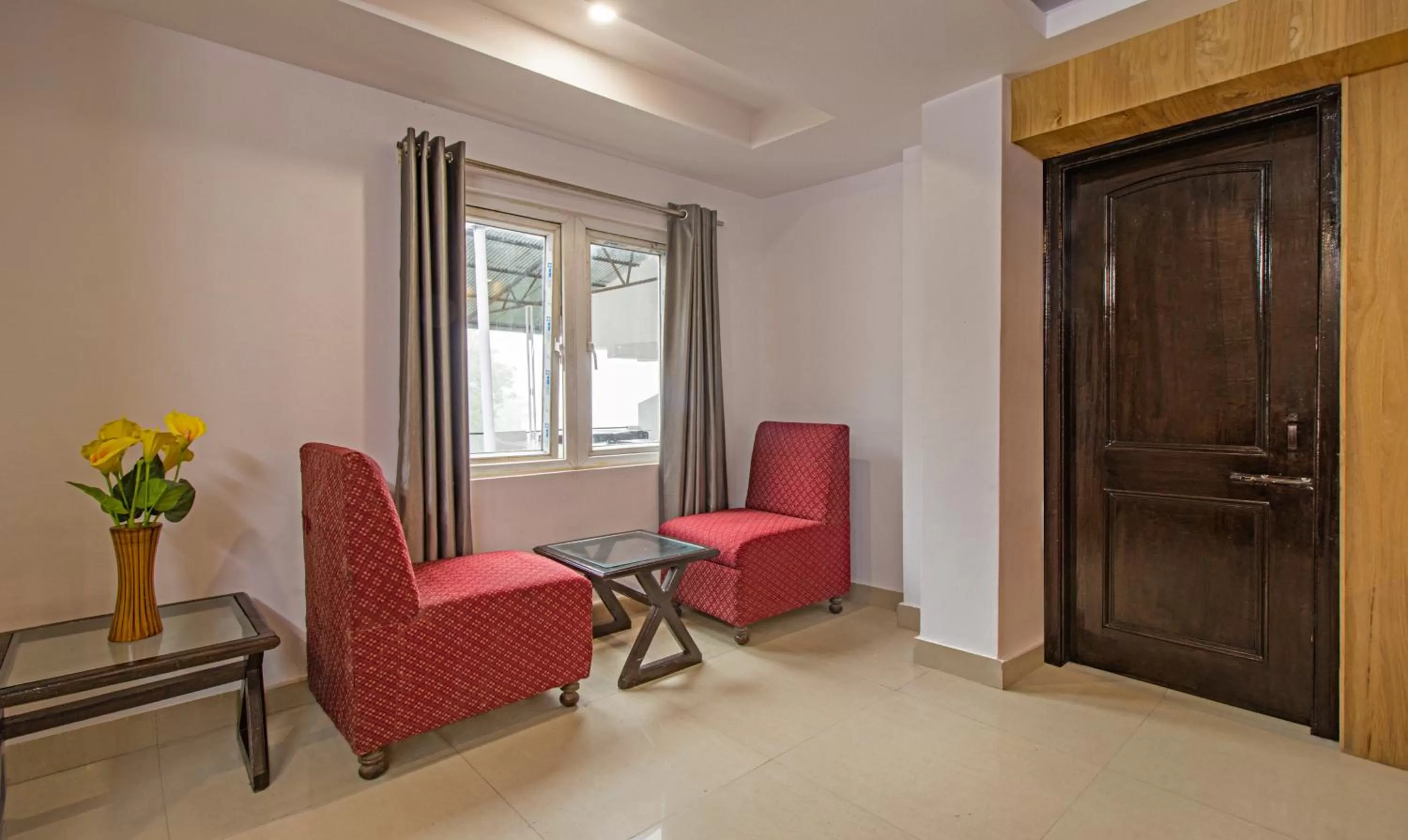 Seating area in Itsy Hotels Peak View, 300 Mts From Mall Road