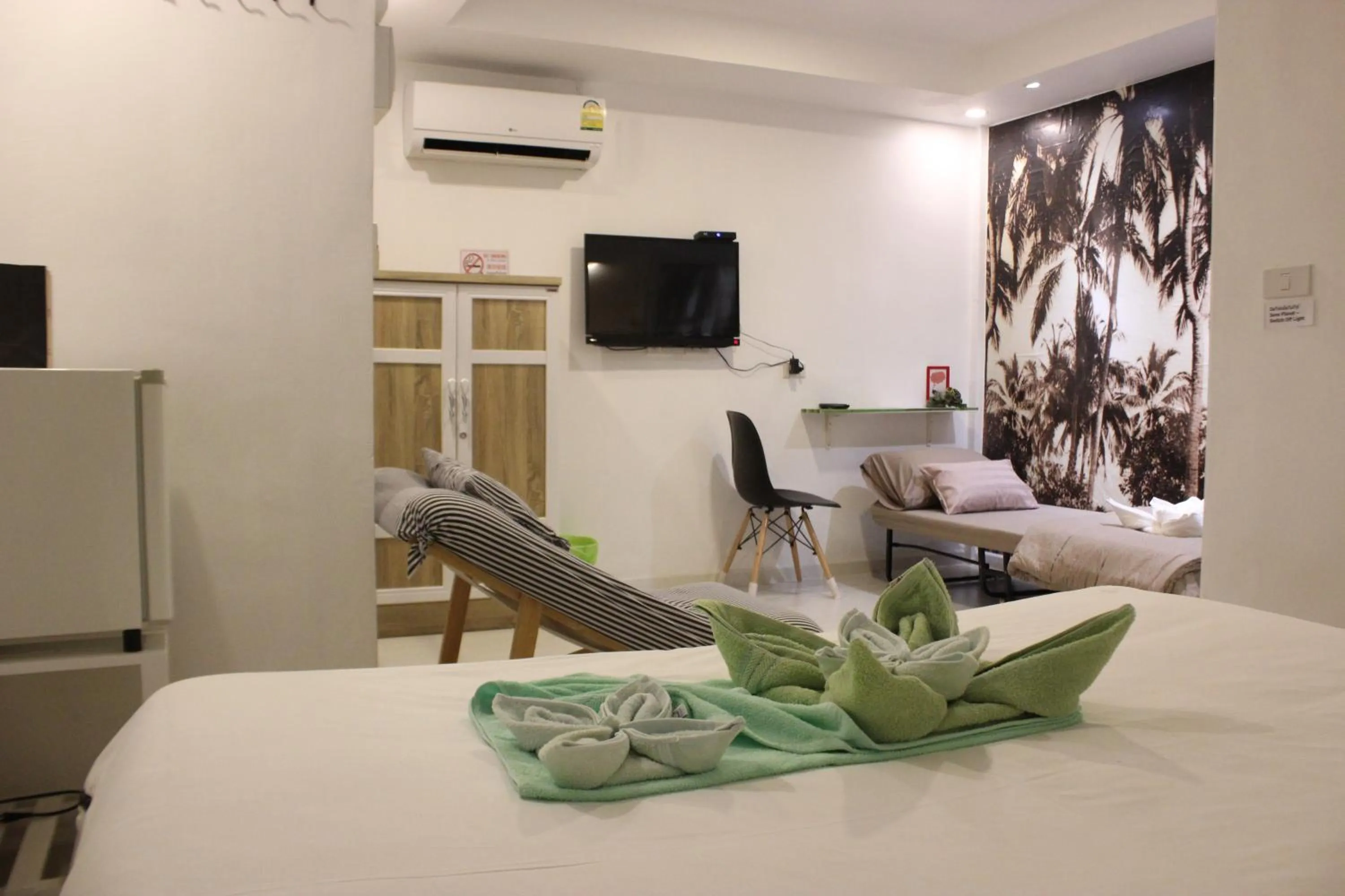 Bed in 1715 House - White Rhino