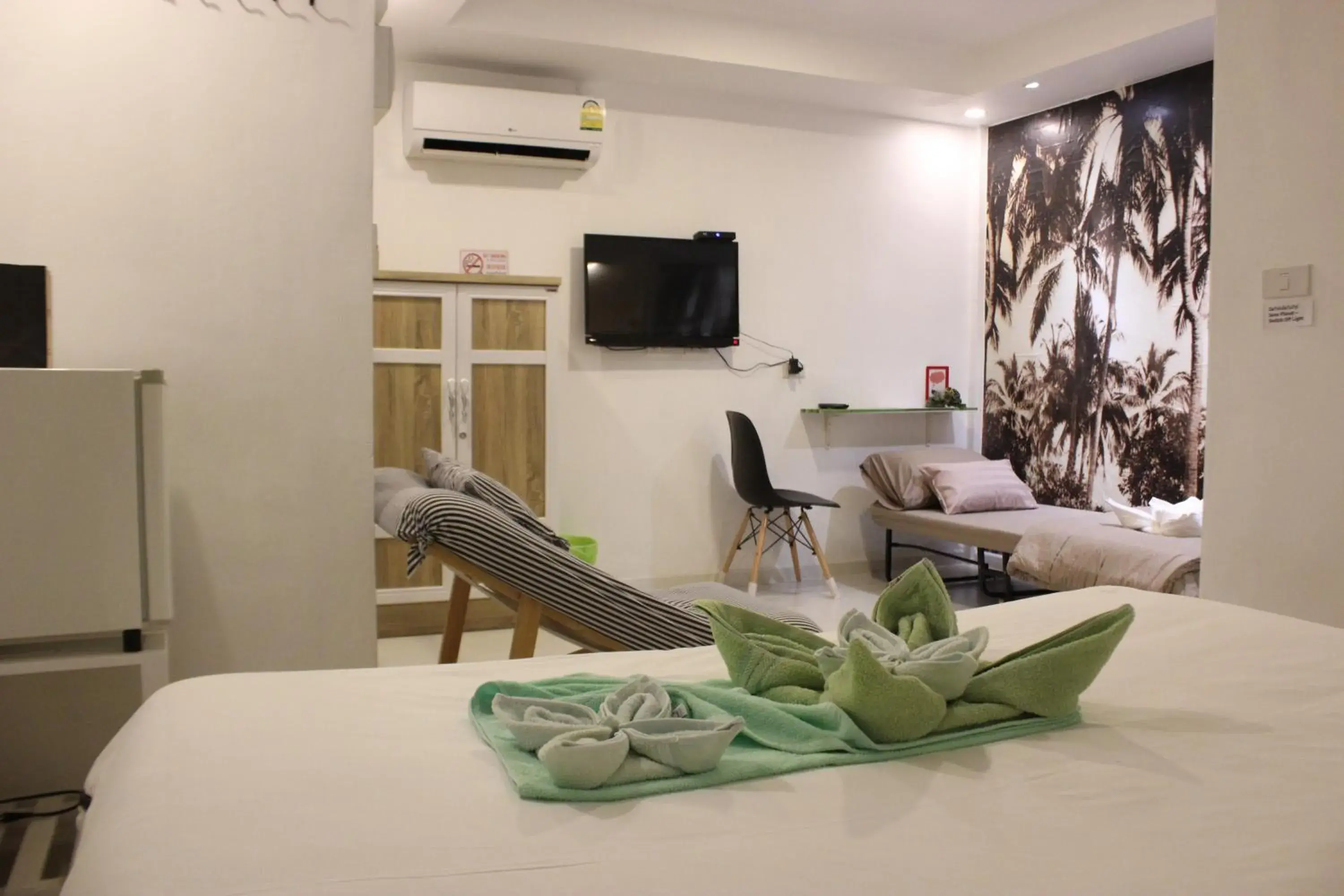 Bed in 1715 House - White Rhino Bed in 1715 House - White Rhino