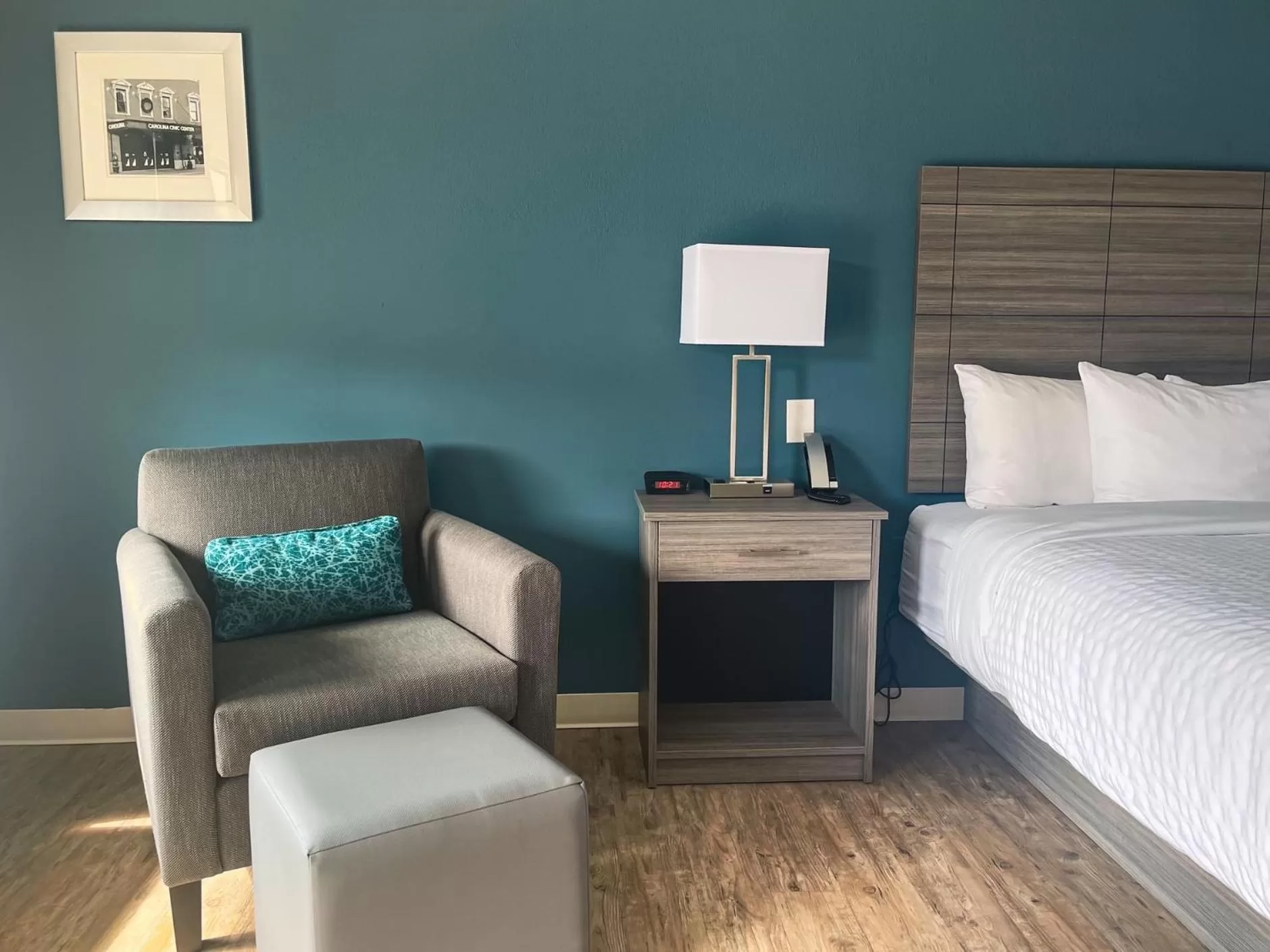 Seating area, Bed in Clarion Inn