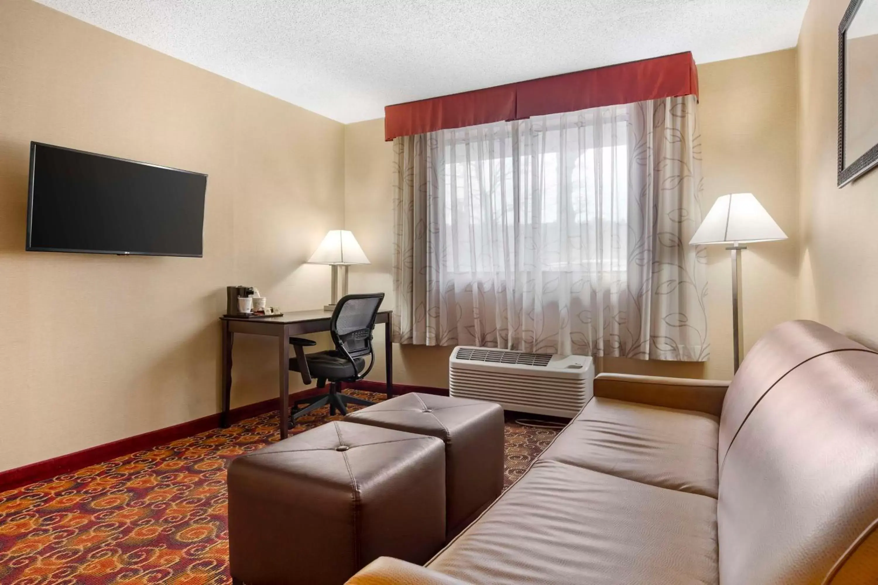 Bedroom, TV/Entertainment Center in Best Western Plus The Inn at Sharon/Foxboro