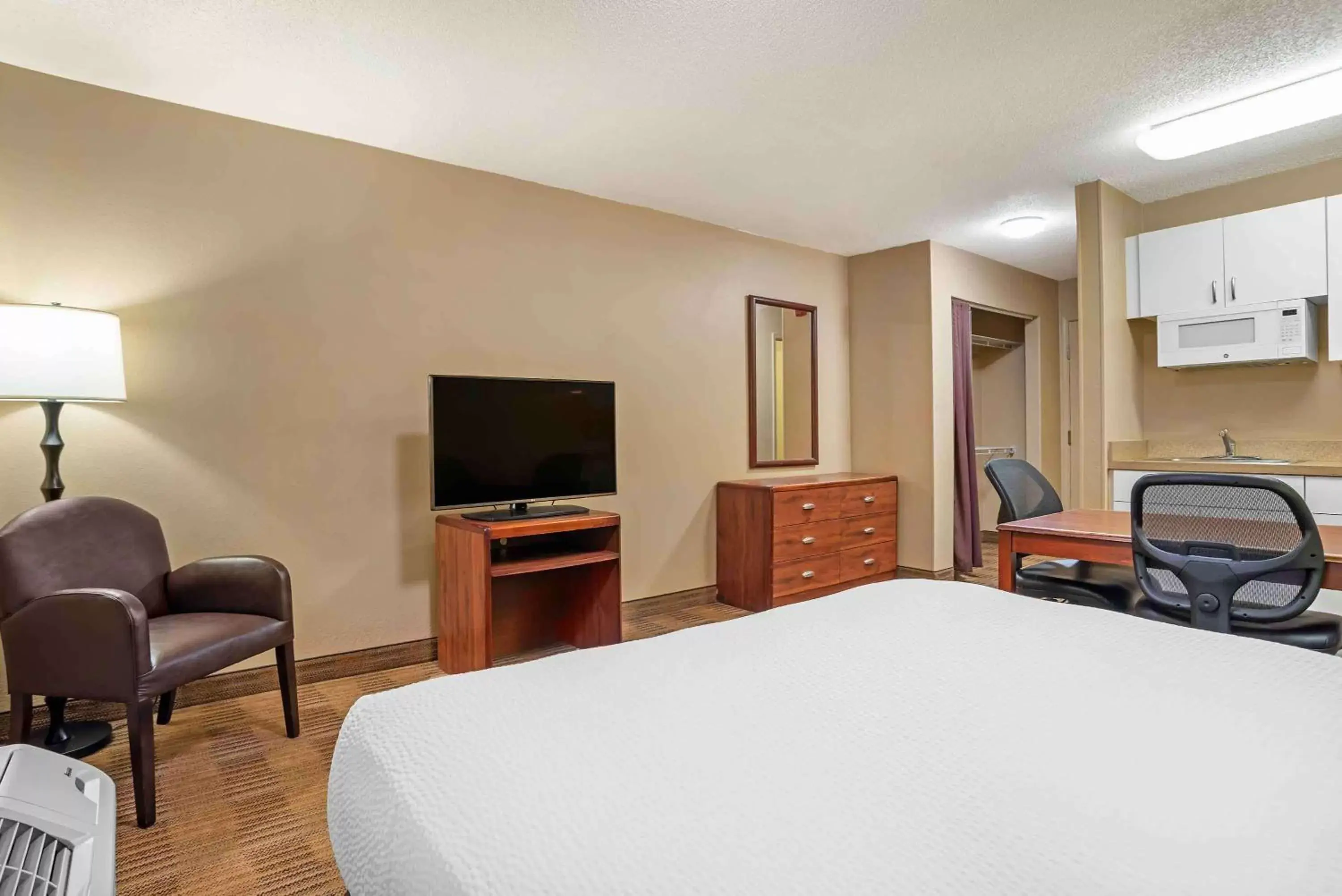 Bedroom, TV/Entertainment Center in Extended Stay America Suites - Tallahassee - Killearn