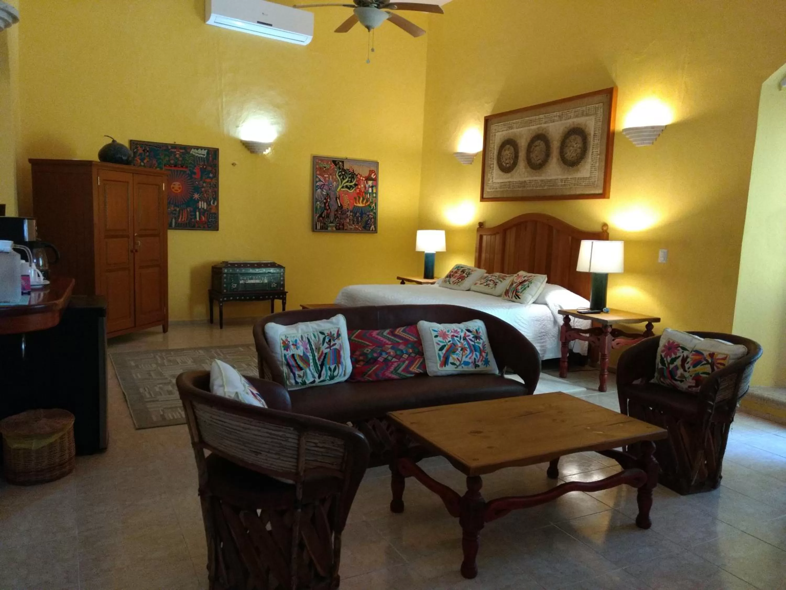 Photo of the whole room, Bed in Casa Quetzal Hotel